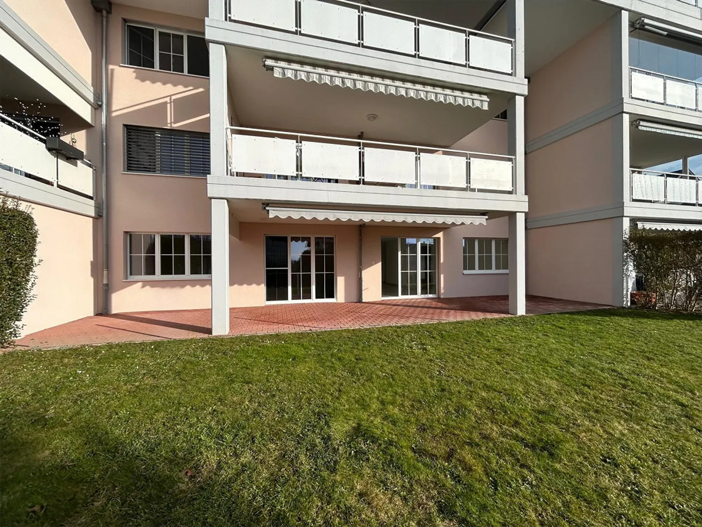 Appartement au rez-de-chaussée avec grand espace de sièges - Photo 1 sur 12