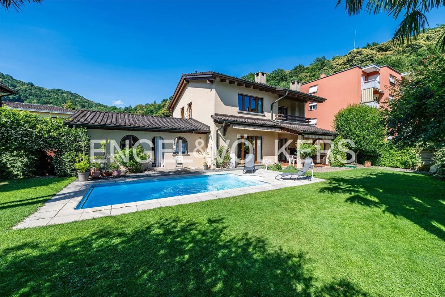Oasi di tranquillità a Lamone: villa indipendente con piscina e giardini - Foto 13 di 13