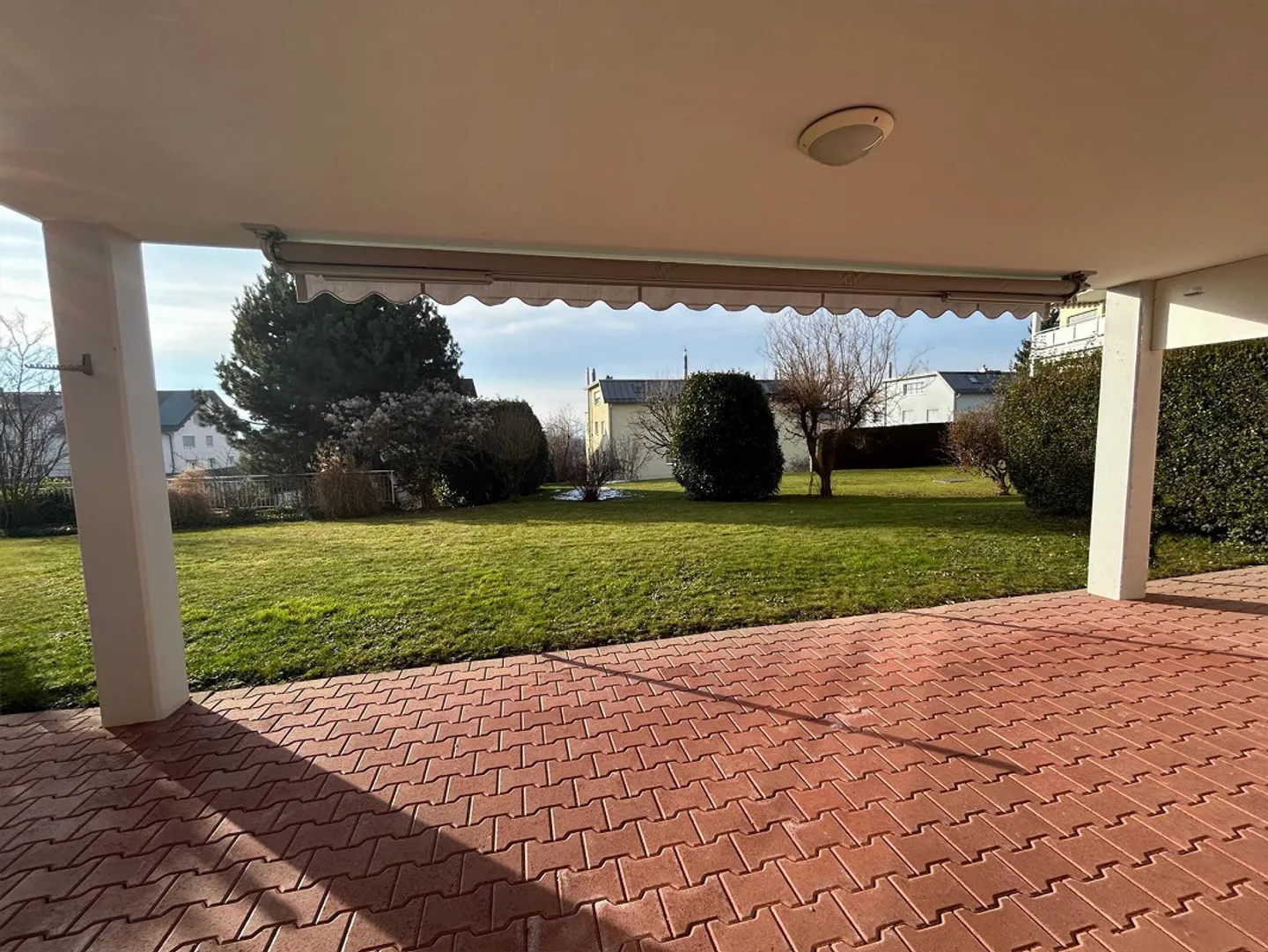 Appartement au rez-de-chaussée avec grand espace de sièges - Photo 2 sur 12