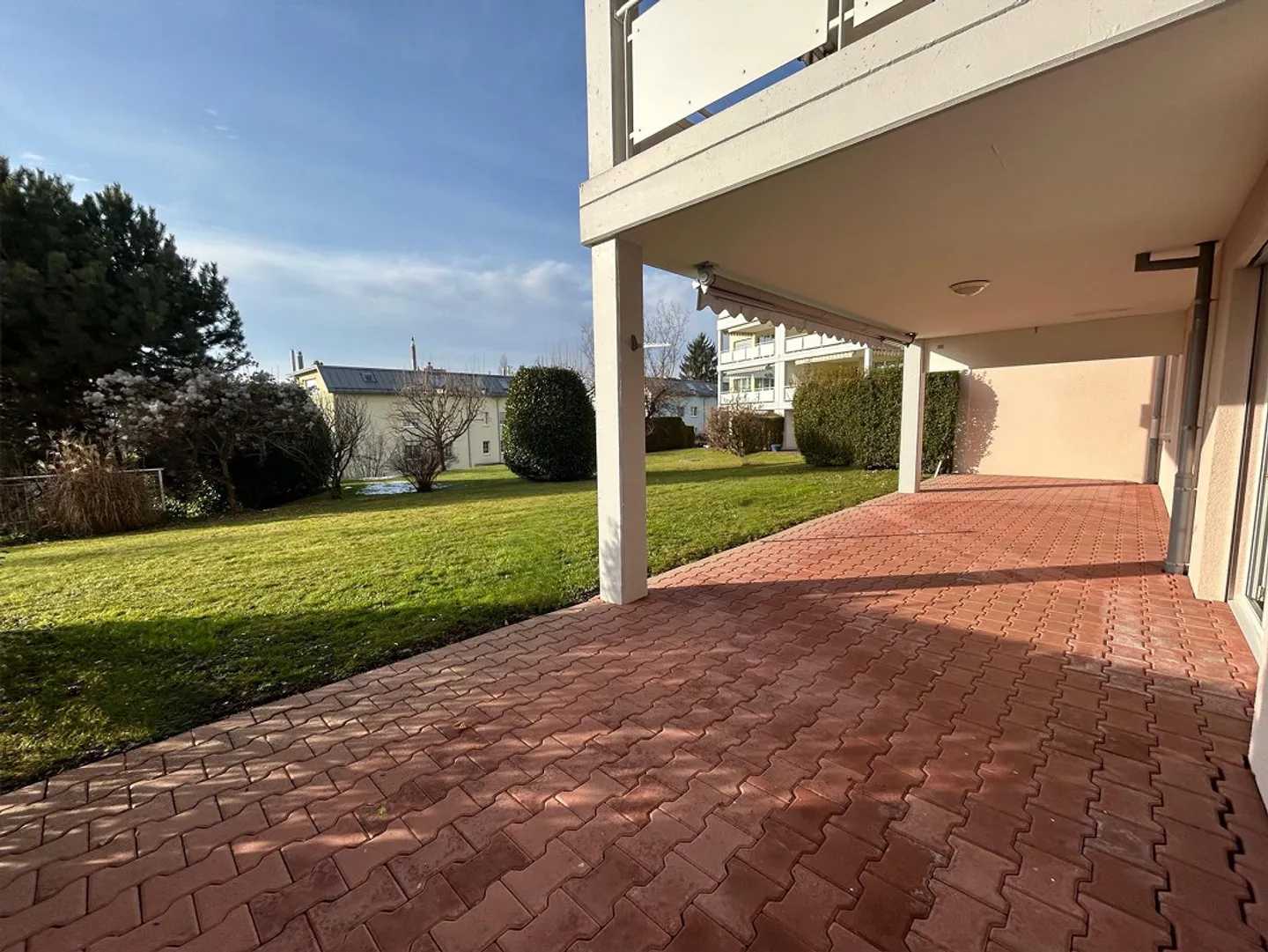 Appartement au rez-de-chaussée avec grand espace de sièges - Photo 3 sur 12