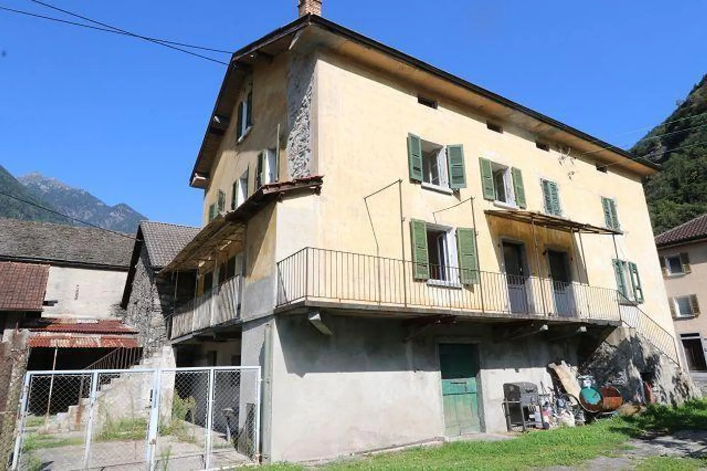 Casa di 6 stanze con giardino e rustico con terreno edificabile - Foto 1 di 37
