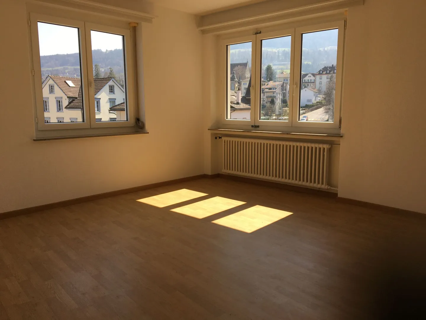 Beautiful, bright, large, very affordable 2.5-room apartment. Central near the city train station. Elevator and balcony! Copy - Photo 3 of 5
