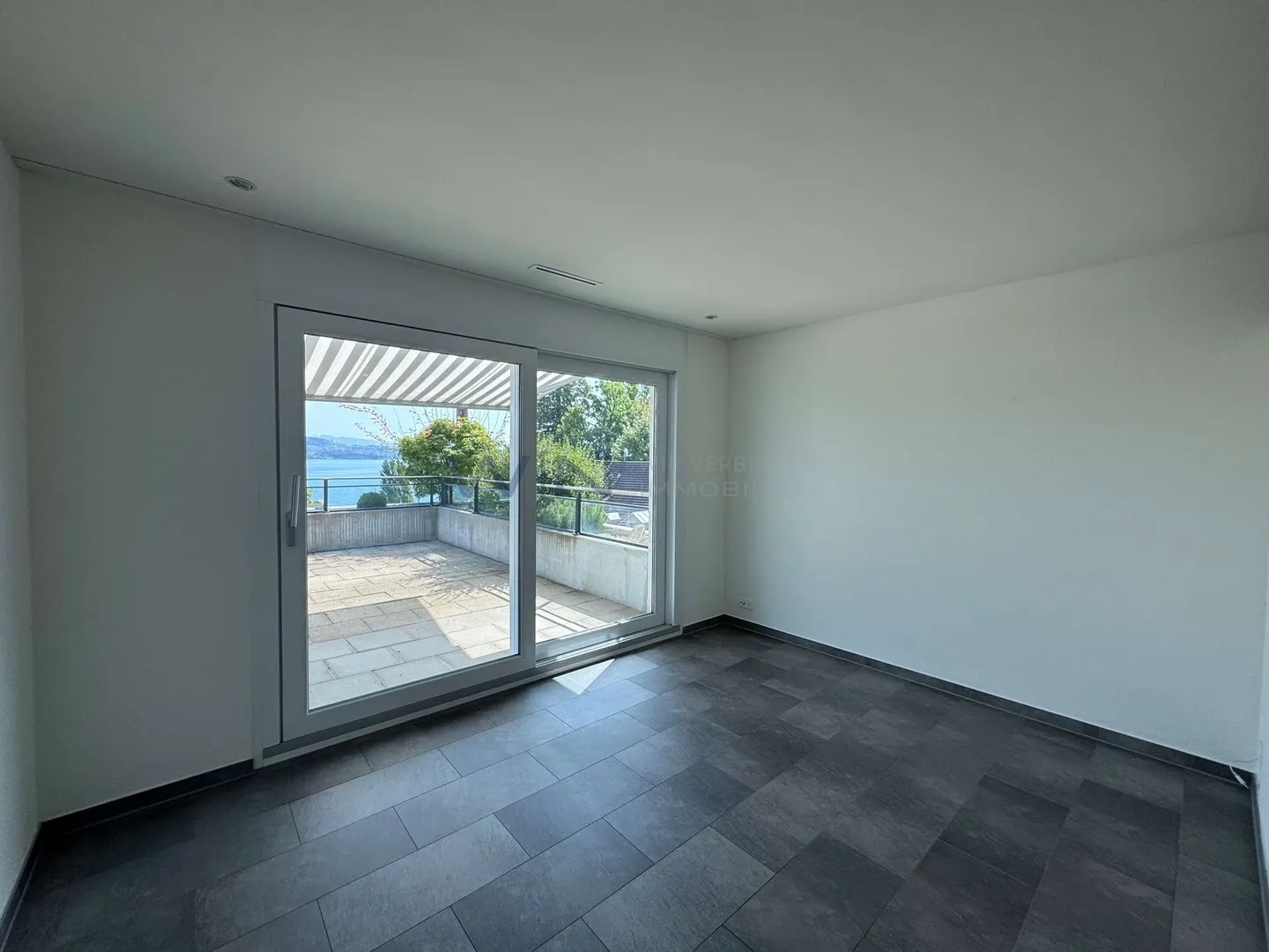 Luxury Apartment with Lake View - Photo 5 of 13