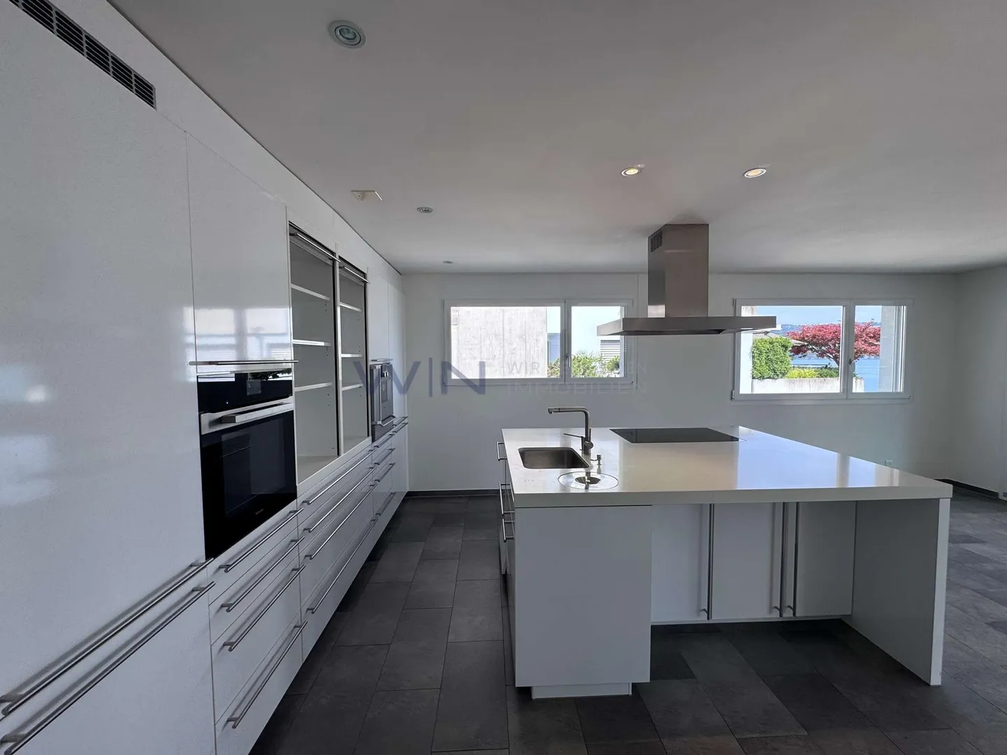 Luxury Apartment with Lake View - Photo 12 of 13