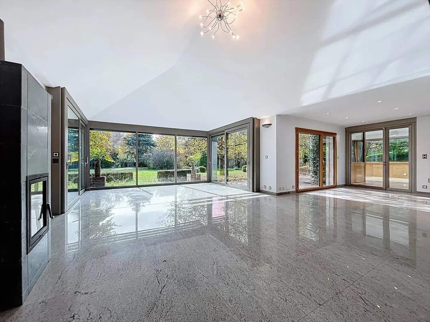 Villa d'Exception dans un Environnement Verdoyant - Photo 2 sur 13