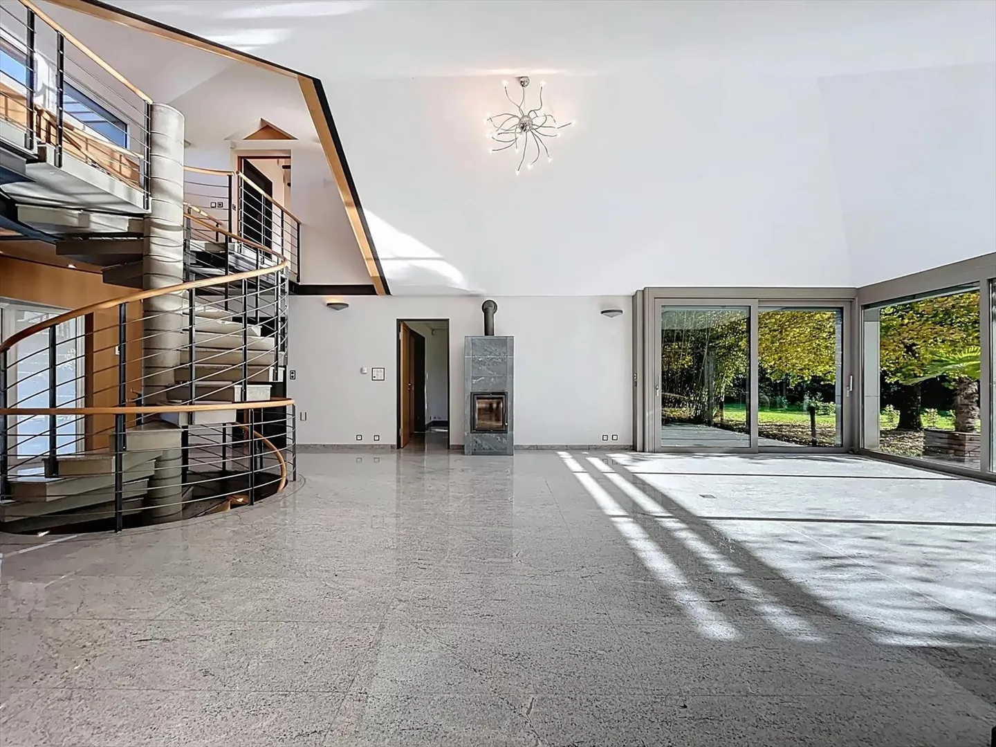 Villa d'Exception dans un Environnement Verdoyant - Photo 5 sur 13