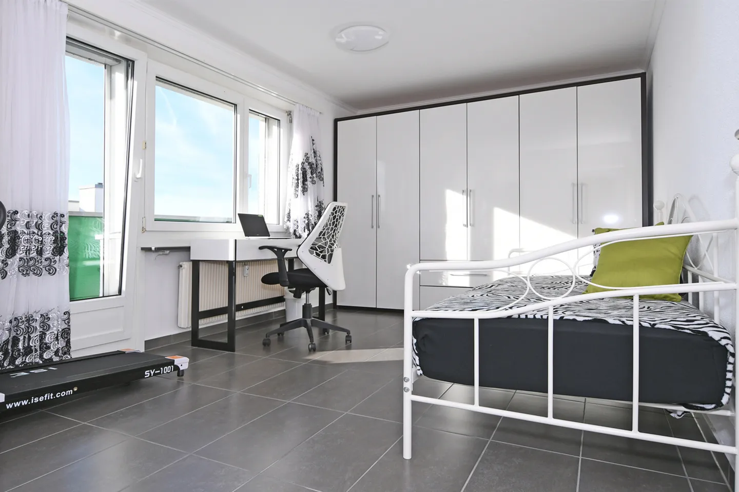 Exciting 4-room penthouse with large terrace - Photo 12 of 13