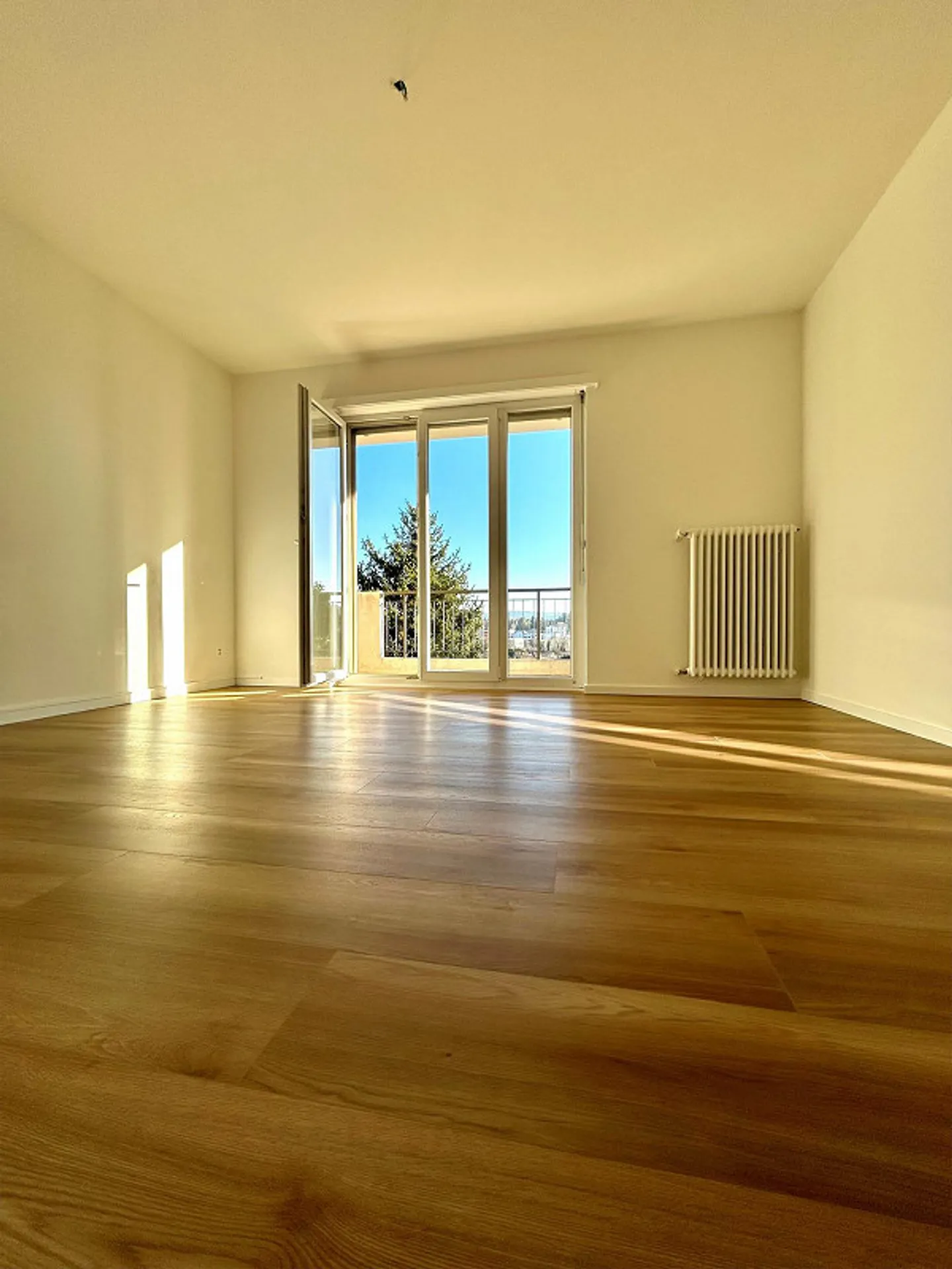 3 1/2 ultimo piano in una piccola residenza - Foto 4 di 6