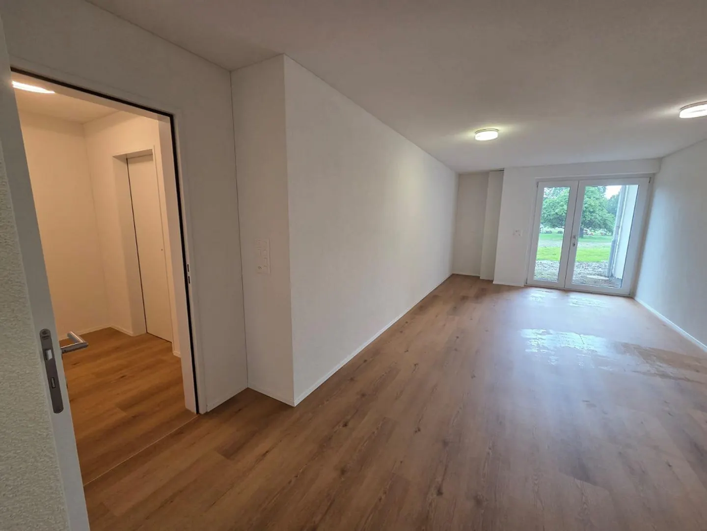 Nuova sala multifunzionale luminosa - ingresso a livello del suolo - vista montagna - Foto 1 di 8