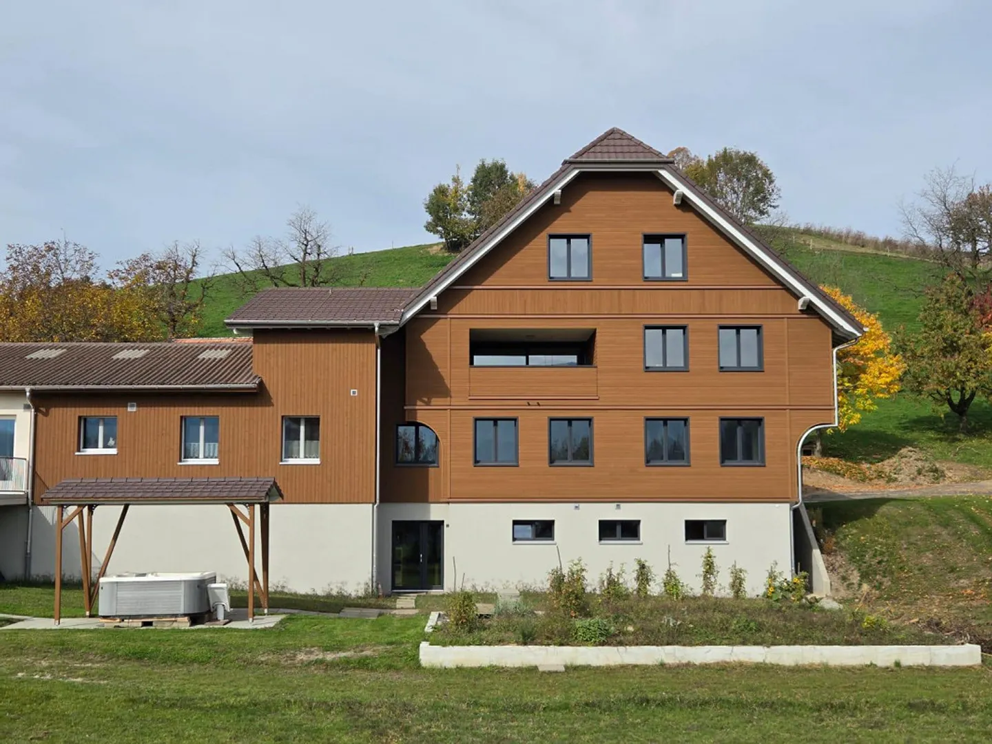 Nuova sala multifunzionale luminosa - ingresso a livello del suolo - vista montagna - Foto 6 di 8