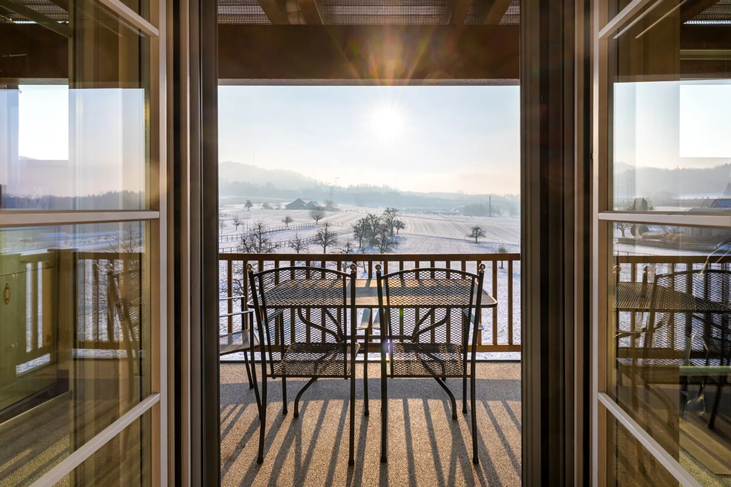 Panoramic View and Central Location: 4.5-Room Penthouse Apartment in Uitikon - Photo 2 of 6