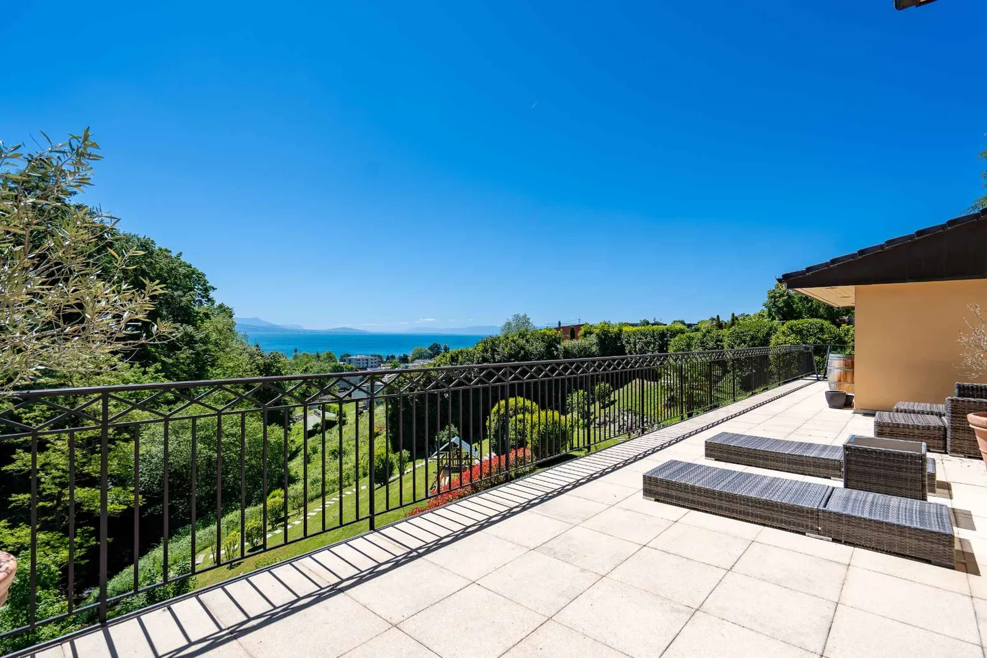 Exceptional property with breathtaking and unobstructed views of the Lake and the Alps! - Photo 4 of 13