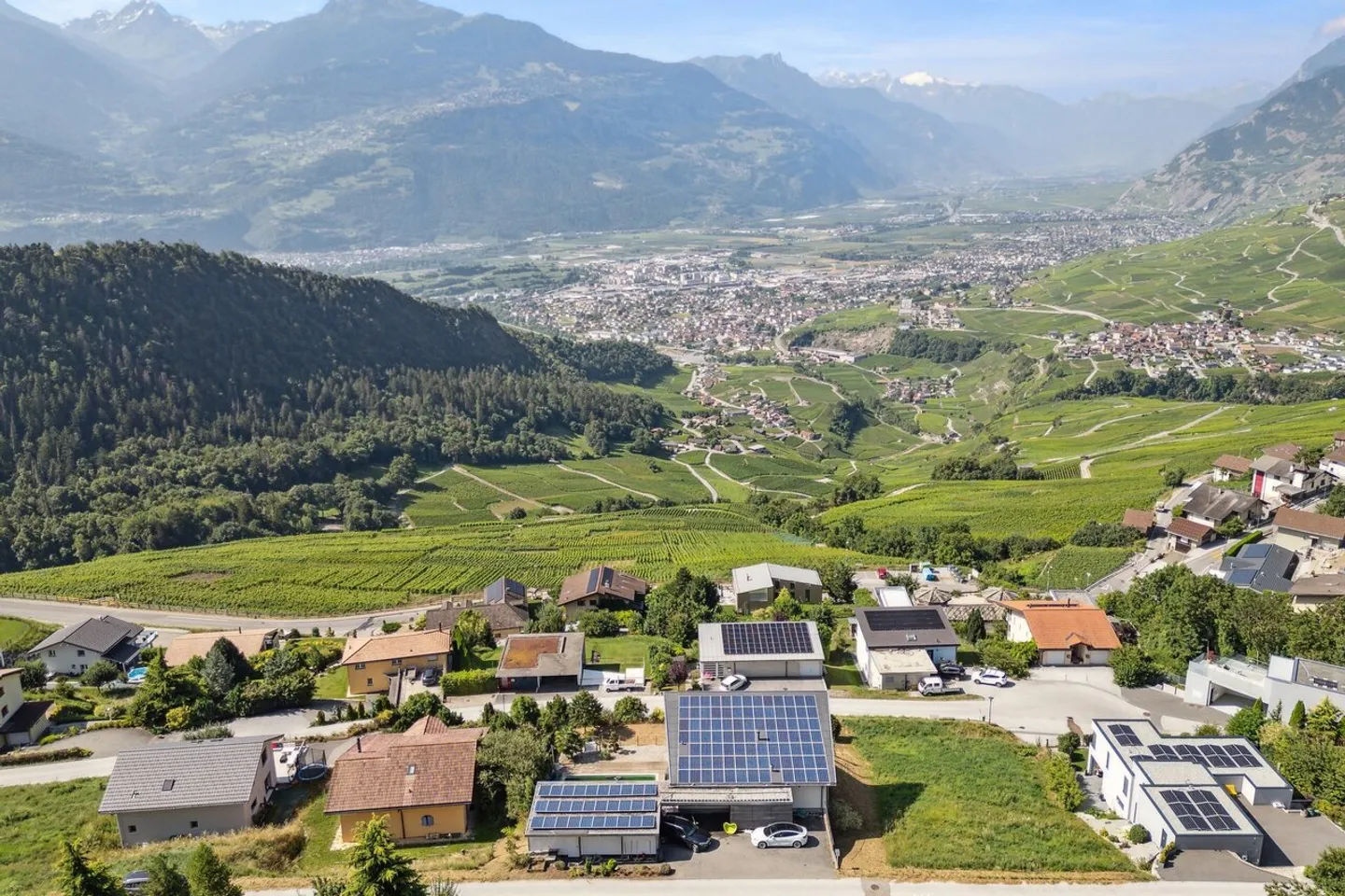 6-room House - Photo 1 of 8