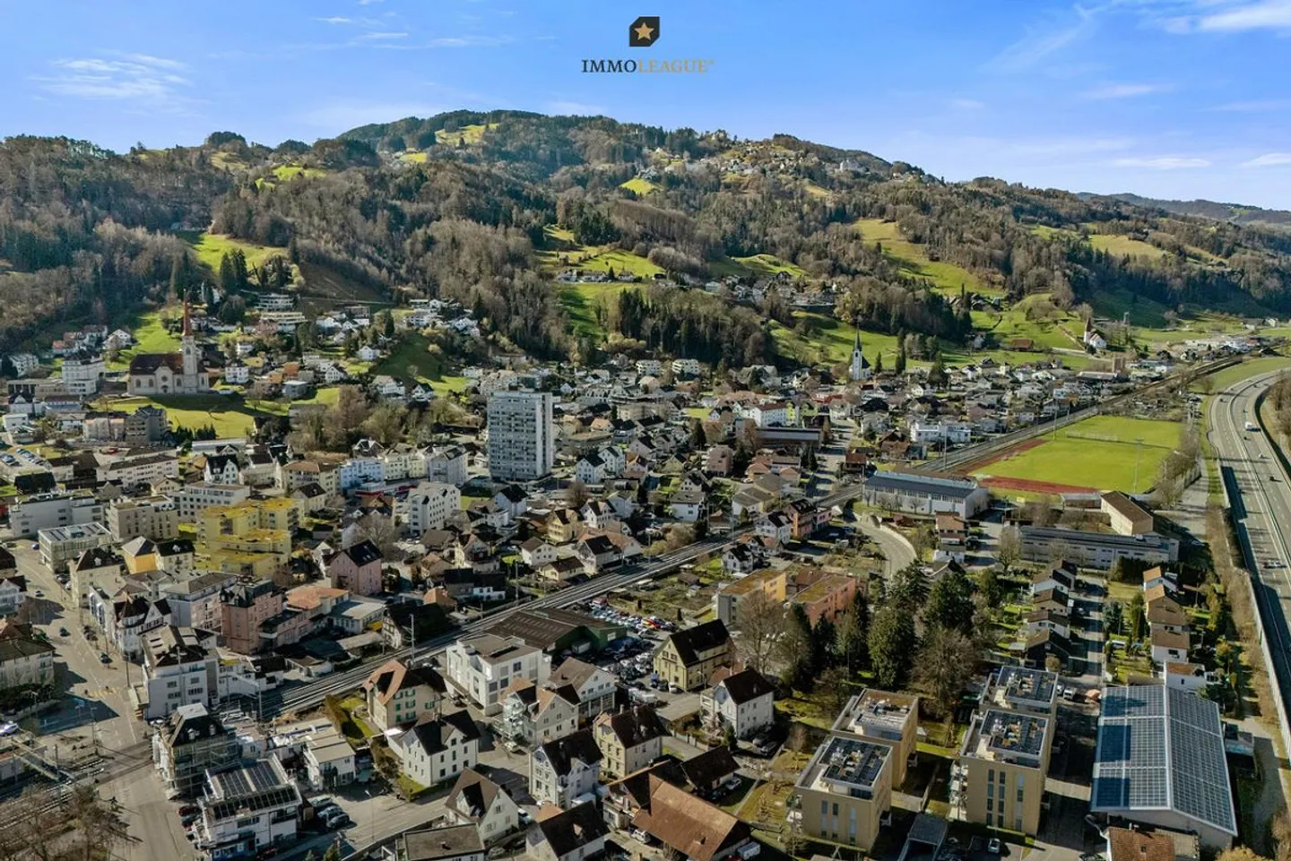 Propriété résidentielle et commerciale avec potentiel d'expansion et de développement - Photo 2 sur 9