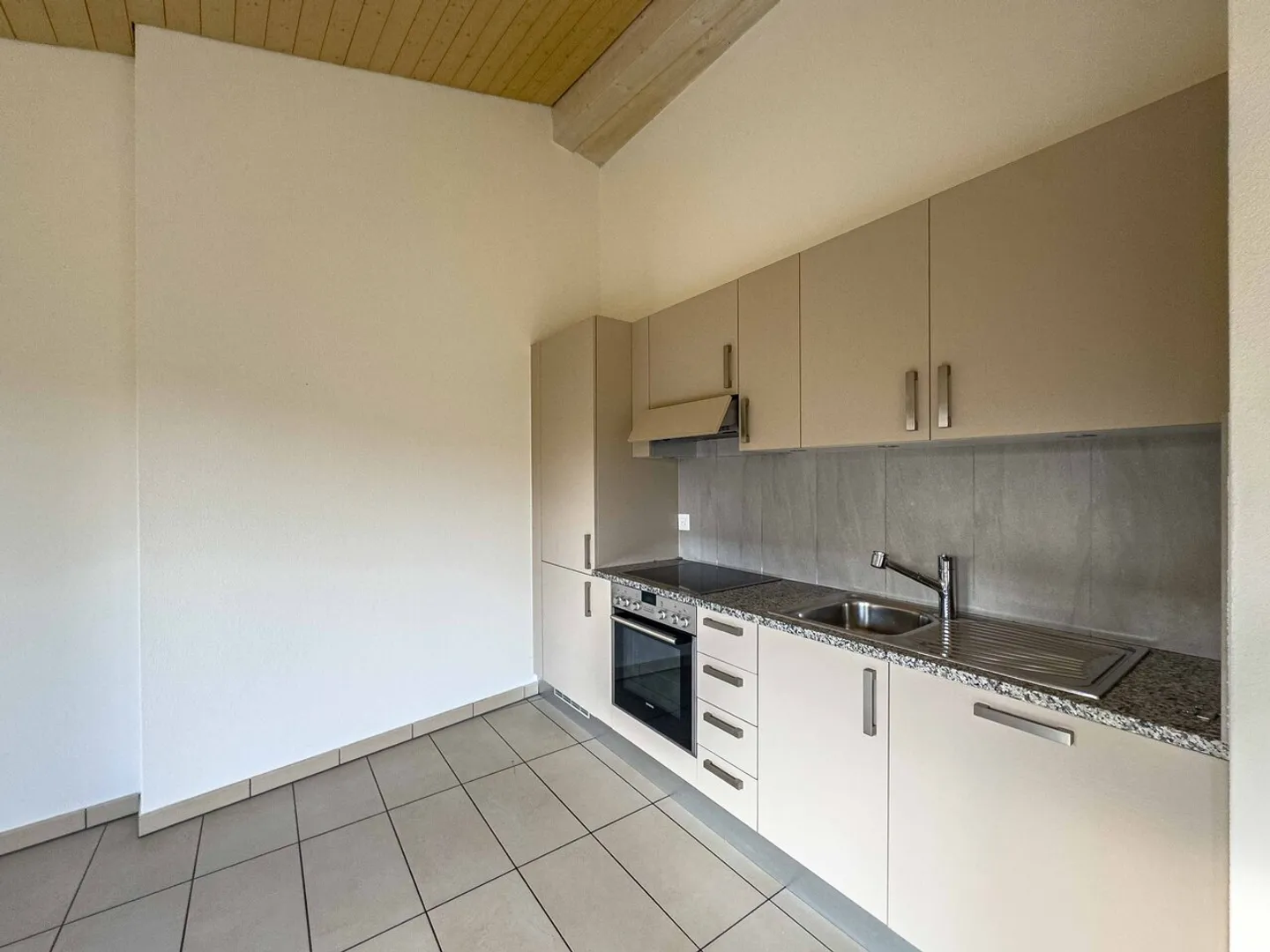 Gebäude mit 6 Wohnungen in Stabio - Foto 2 von 6