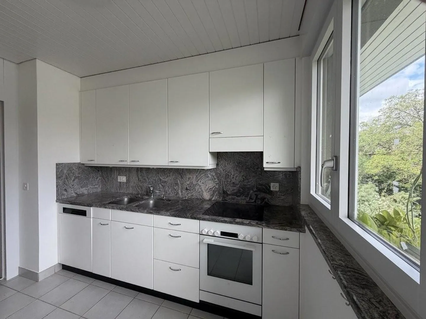 Attractive apartment in a quiet location in the popular Egghölzli - Photo 2 of 12