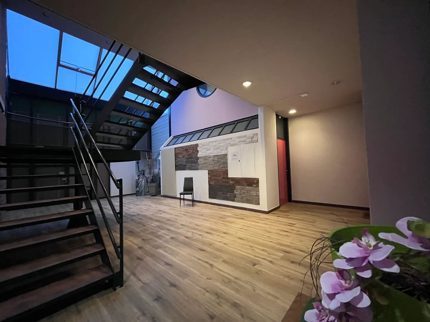 Atelier à louer - Photo 3 sur 8