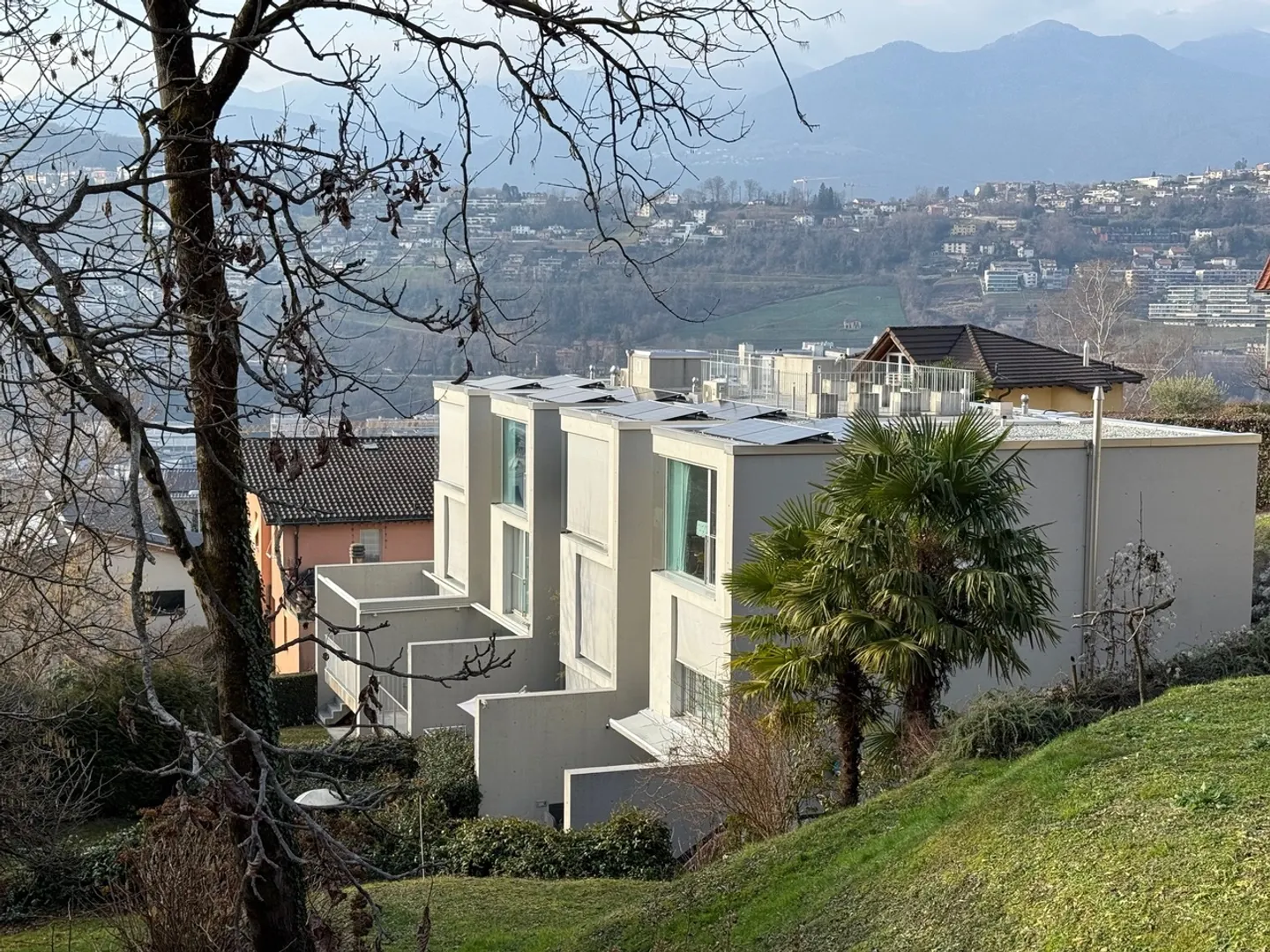 Maison mitoyenne immergée dans la verdure avec jardin - Photo 1 sur 10
