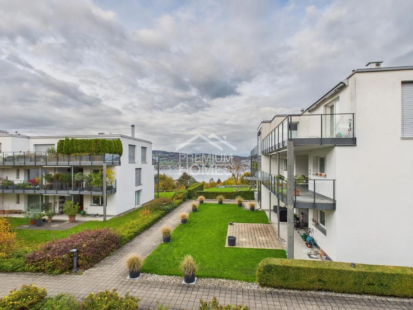 Living with lake & mountain views! - Photo 6 of 7