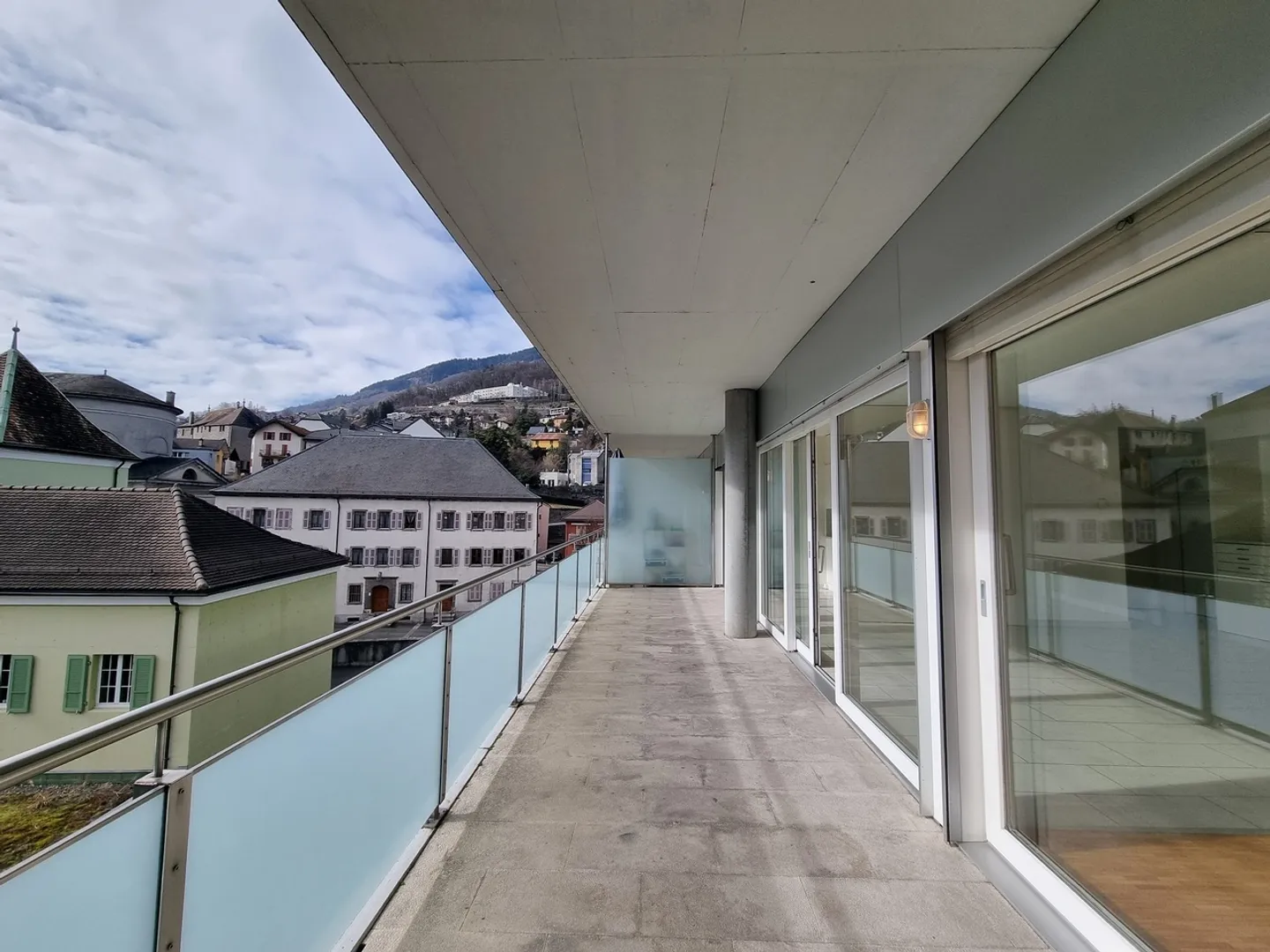 Charmante 2,5-Zimmer-Wohnung mit großem Balkon im Stadtzentrum - Foto 8 von 11