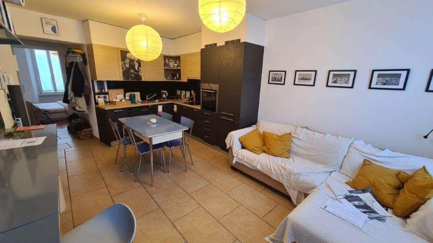 MENDRISIO CENTRE : APPARTEMENT 2.5 PIÈCES TRÈS ADAPTÉ DANS UNE ZONE PIÉTONNE - Photo 2 sur 6