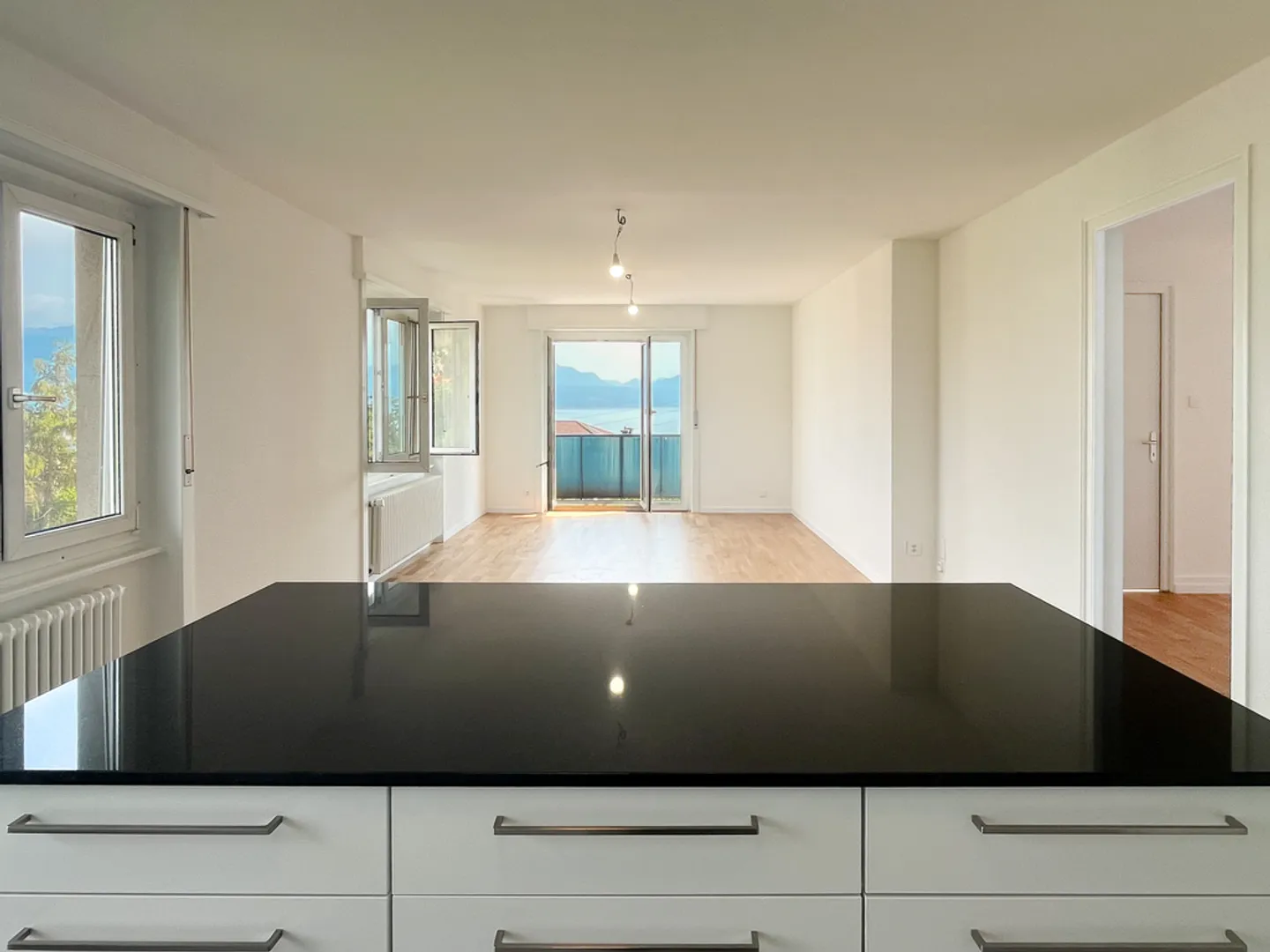 Appartement Charmant avec Vue sur le Lac - Photo 1 sur 8