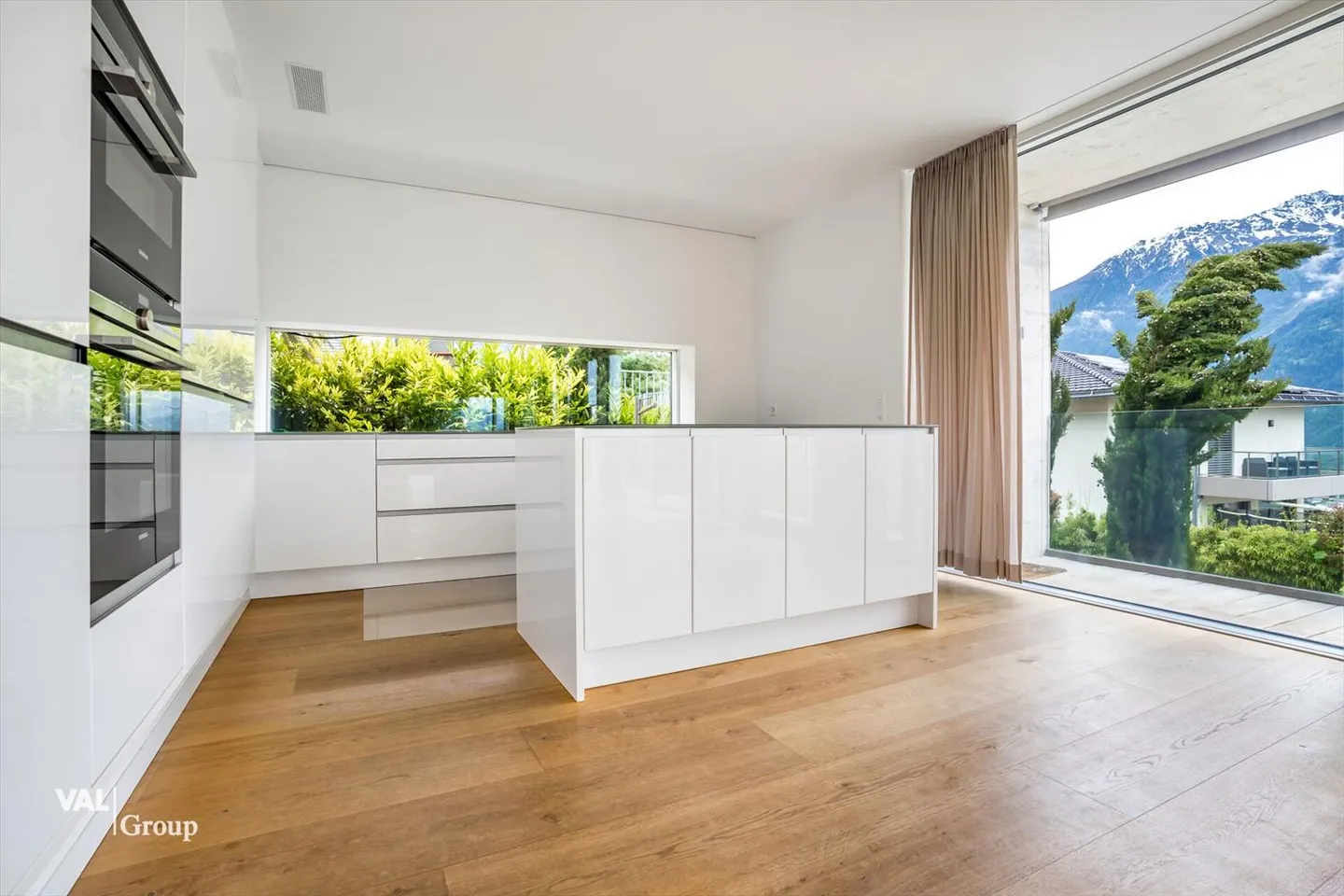 Dream Home with a View: Architecture, Quality, and Peace in Perfect Harmony - Photo 4 of 13