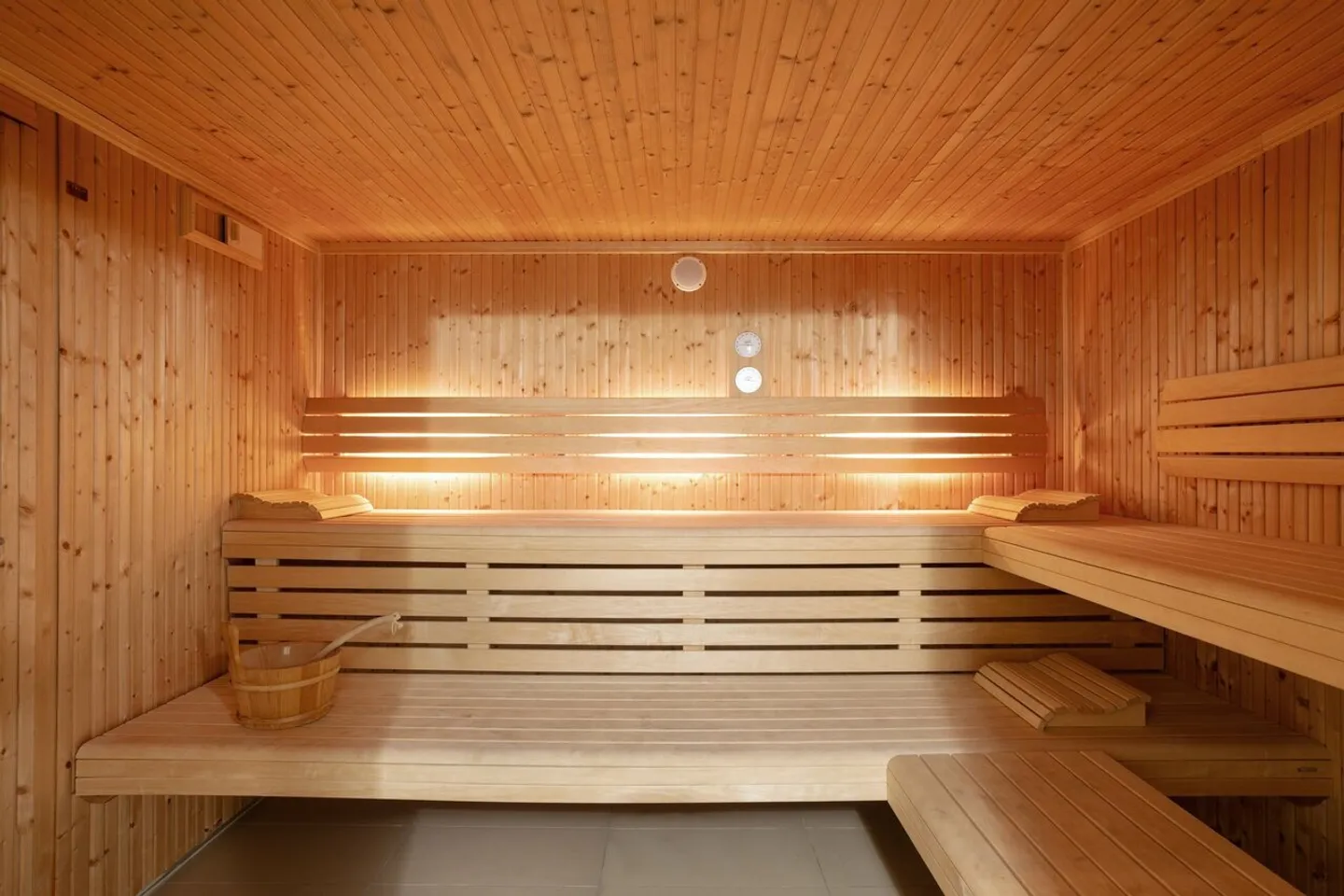 HOCHWERTIGE DIENSTLEISTUNGEN im Stadtzentrum, Blick auf den See und die Berge - Foto 15 von 23