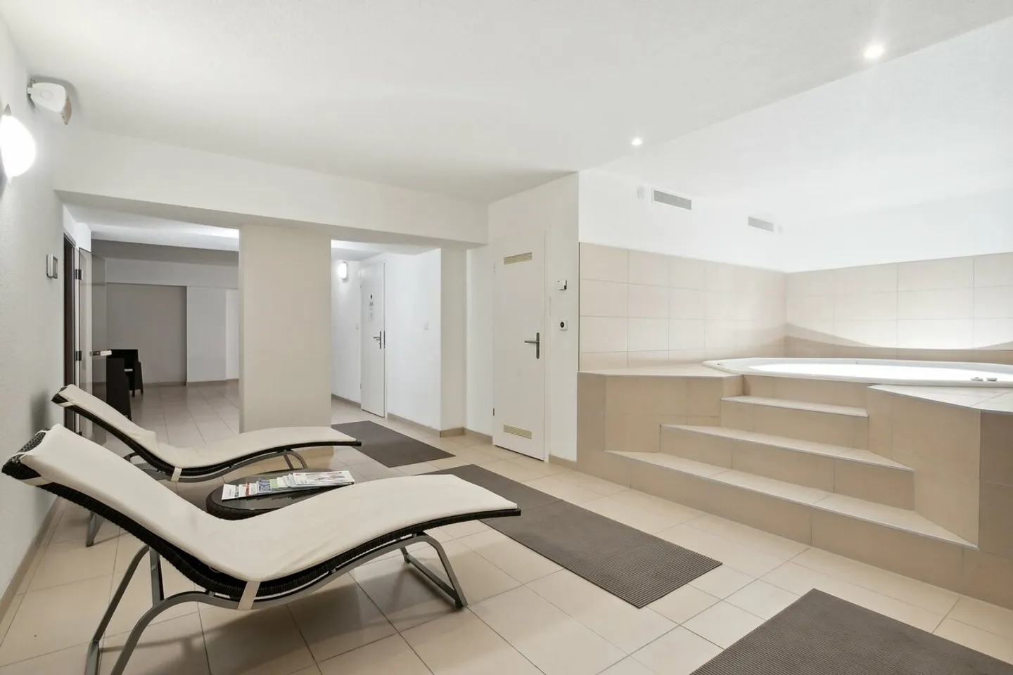 HOCHWERTIGE DIENSTLEISTUNGEN im Stadtzentrum, Blick auf den See und die Berge - Foto 17 von 23