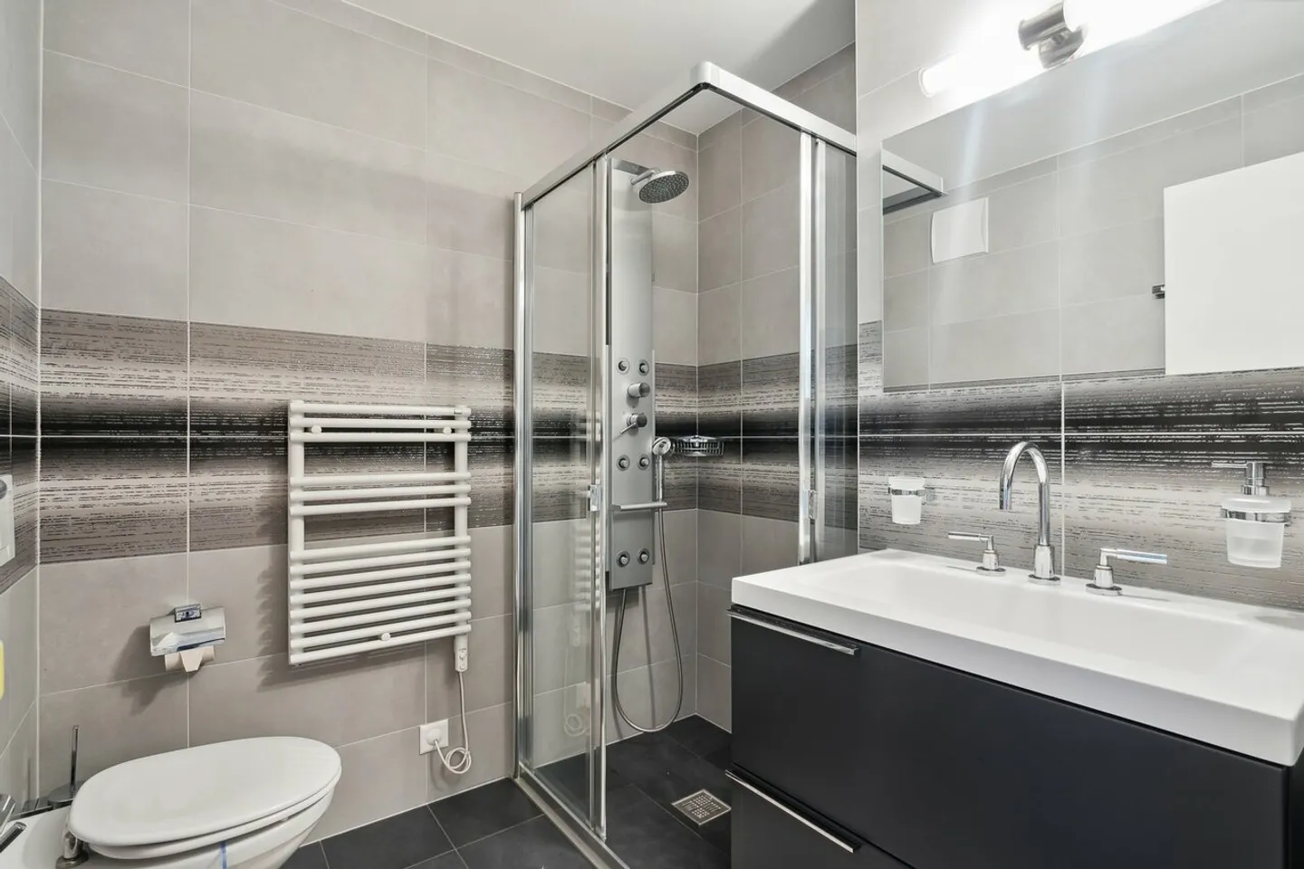 HOCHWERTIGE DIENSTLEISTUNGEN im Stadtzentrum, Blick auf den See und die Berge - Foto 23 von 23