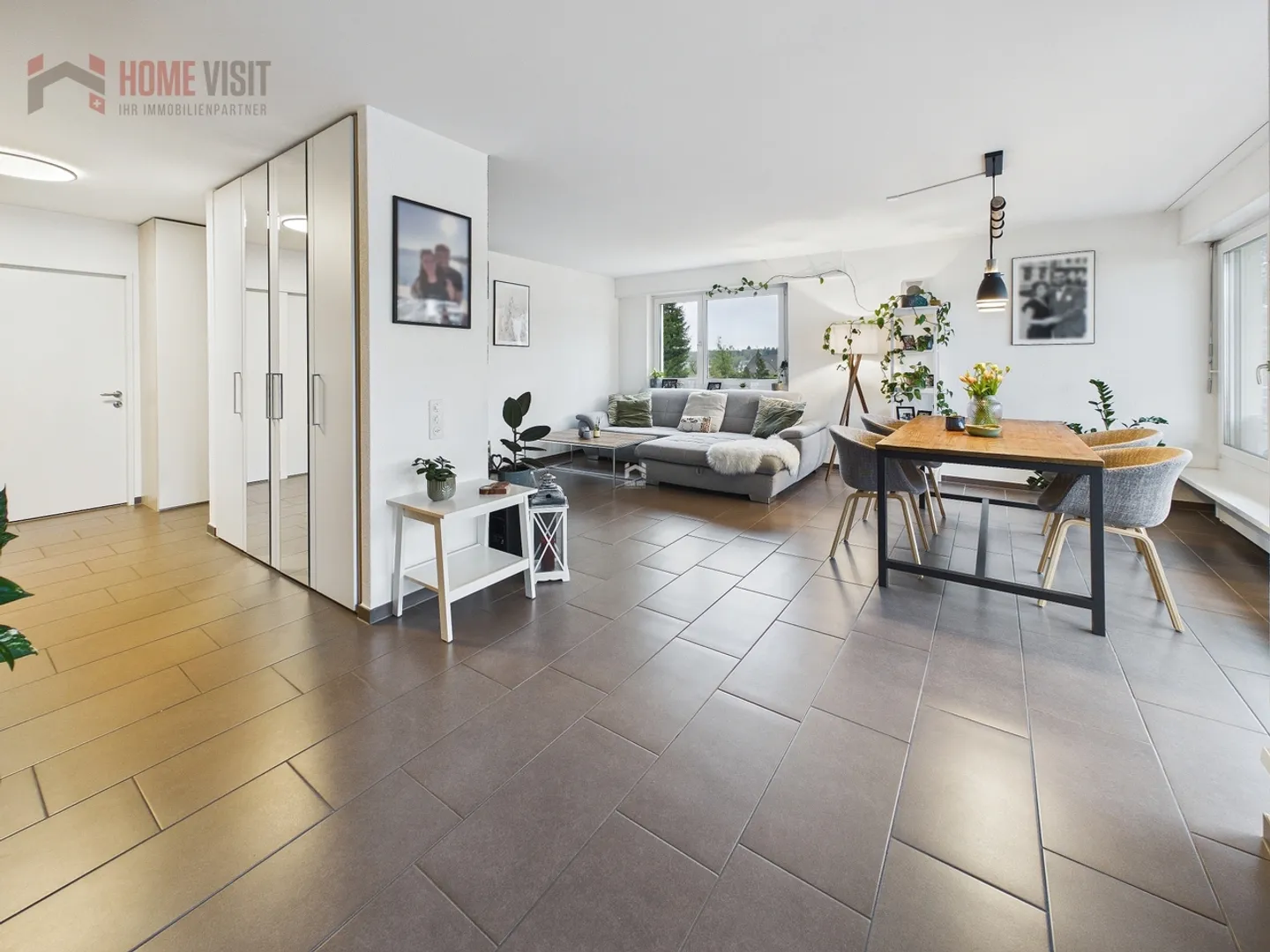 Stilvolle 4.5-Zimmer-Eigentumswohnung mit grossem Balkon - Foto 1 von 13