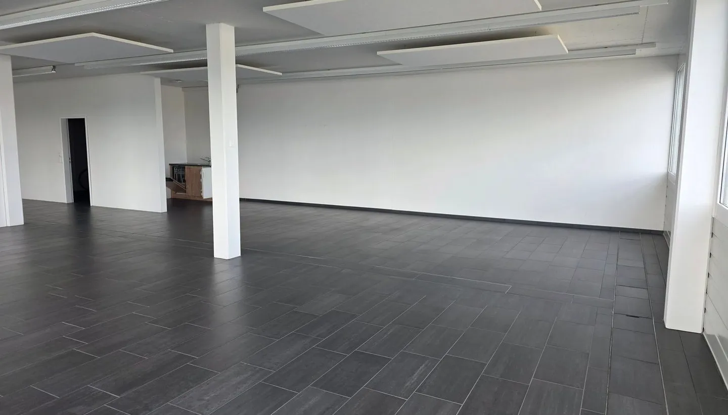 Rental of attractive office/commercial space with good motorway connection for CHF 140.00/m² - Photo 2 of 6
