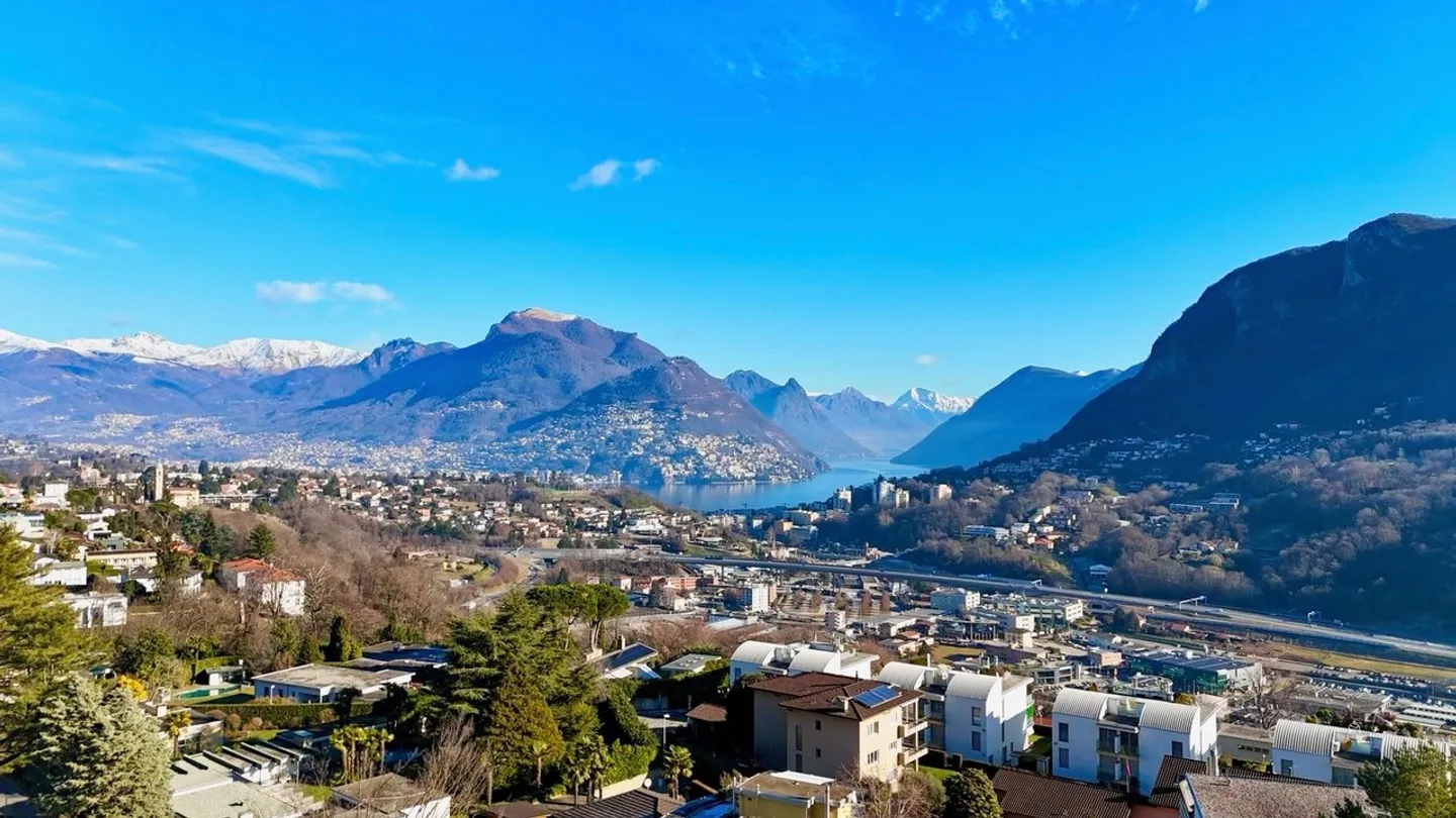 Elegante Villa mit Seeblick - Foto 2 von 8