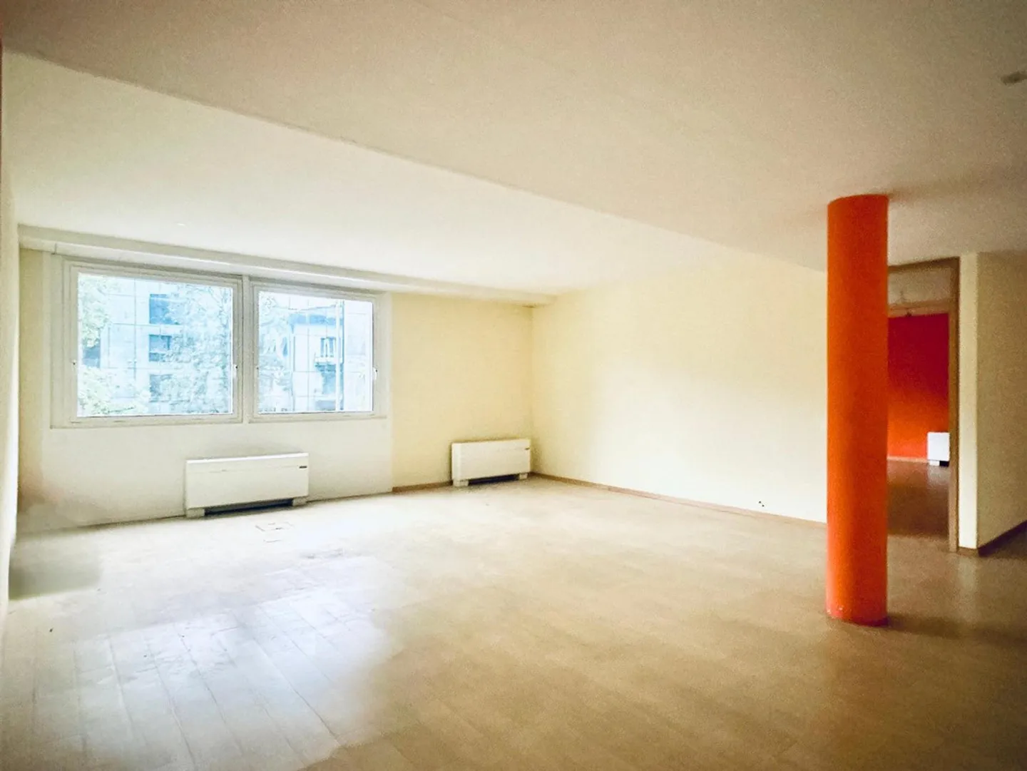 Bien à louer disponible immédiatement dans un emplacement central, bureaux de 198m2 - Photo 3 sur 12