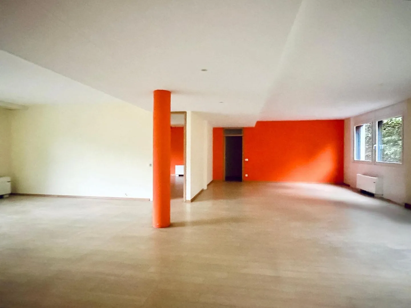 Bien à louer disponible immédiatement dans un emplacement central, bureaux de 198m2 - Photo 2 sur 12