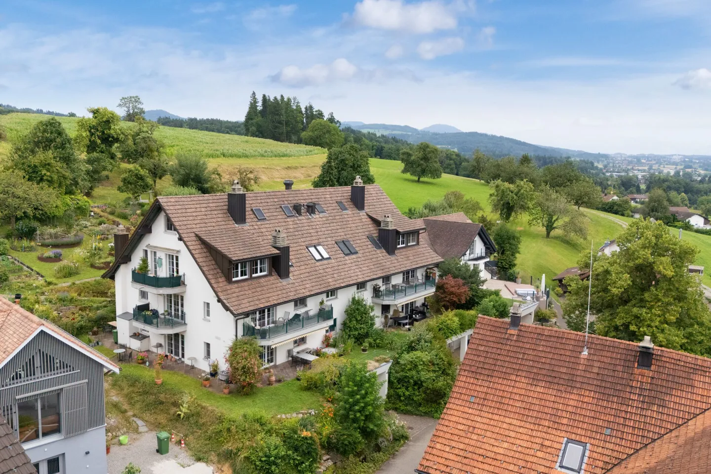 Maisonette attico nel verde con vista sul lago di Pfäffikon e sulle Alpi - Foto 3 di 12