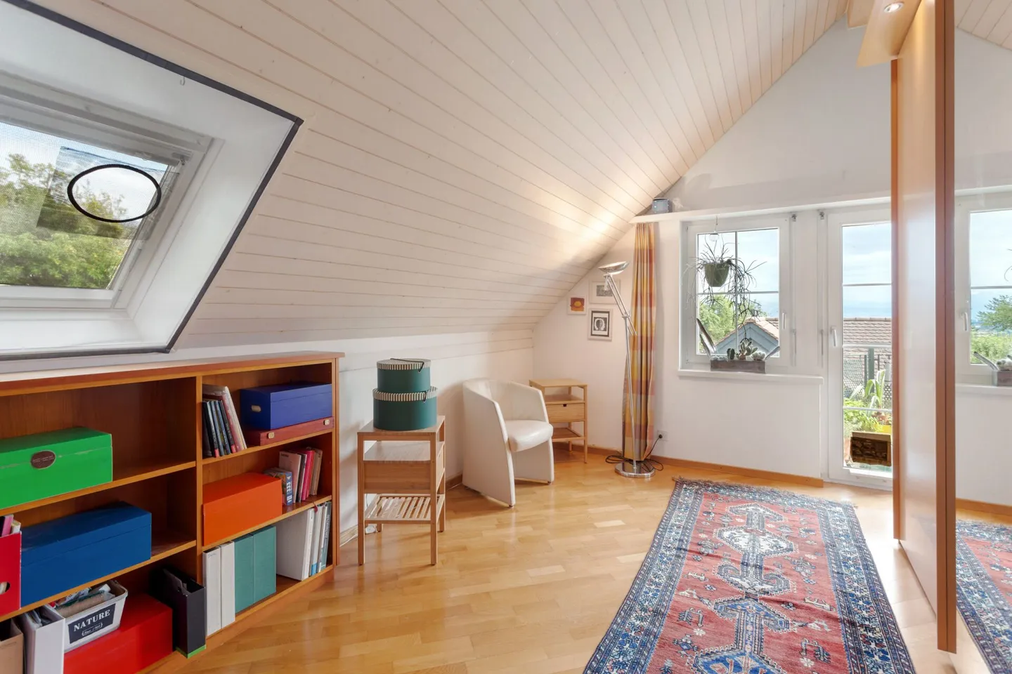 Maisonette attico nel verde con vista sul lago di Pfäffikon e sulle Alpi - Foto 7 di 12