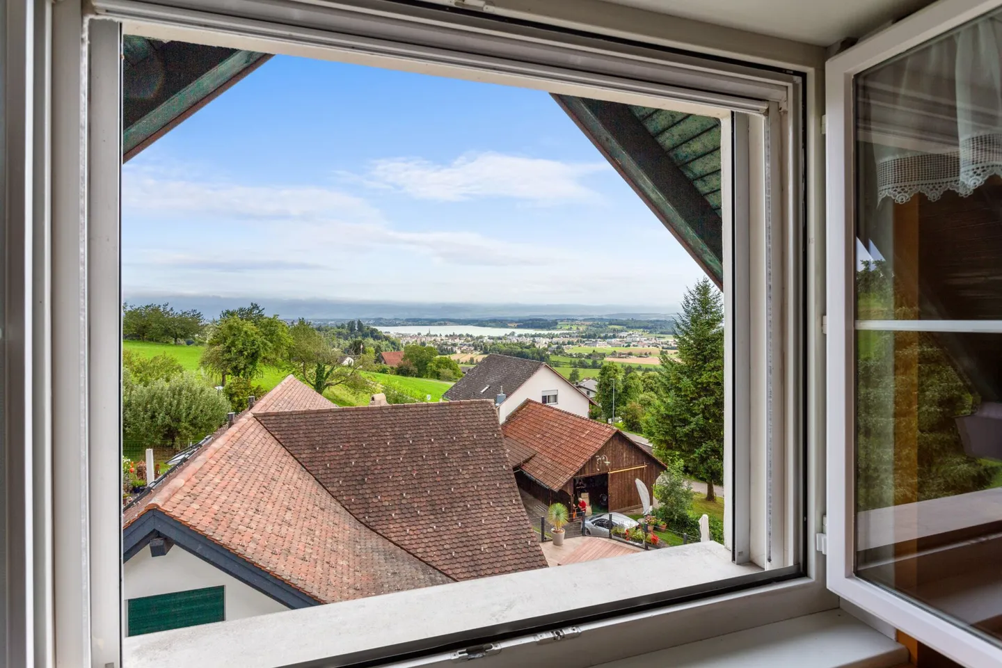 Maisonette attico nel verde con vista sul lago di Pfäffikon e sulle Alpi - Foto 11 di 12