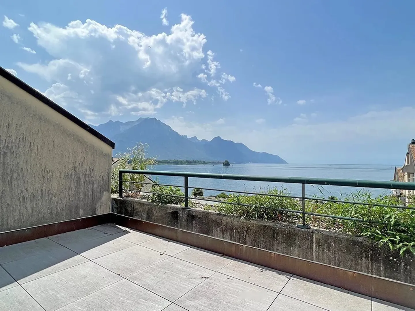 Appartamento all'ultimo piano, in riva al lago - Foto 2 di 8