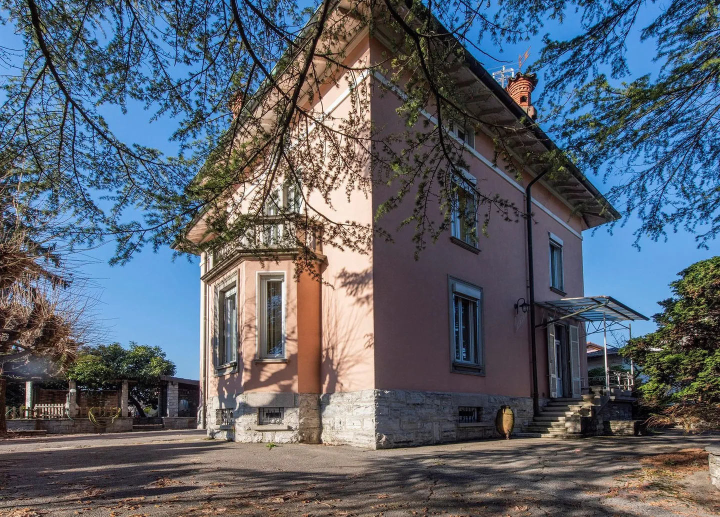 Prestigiosa Villa im Liberty-Stil in gut erschlossener Lage - Foto 1 von 8