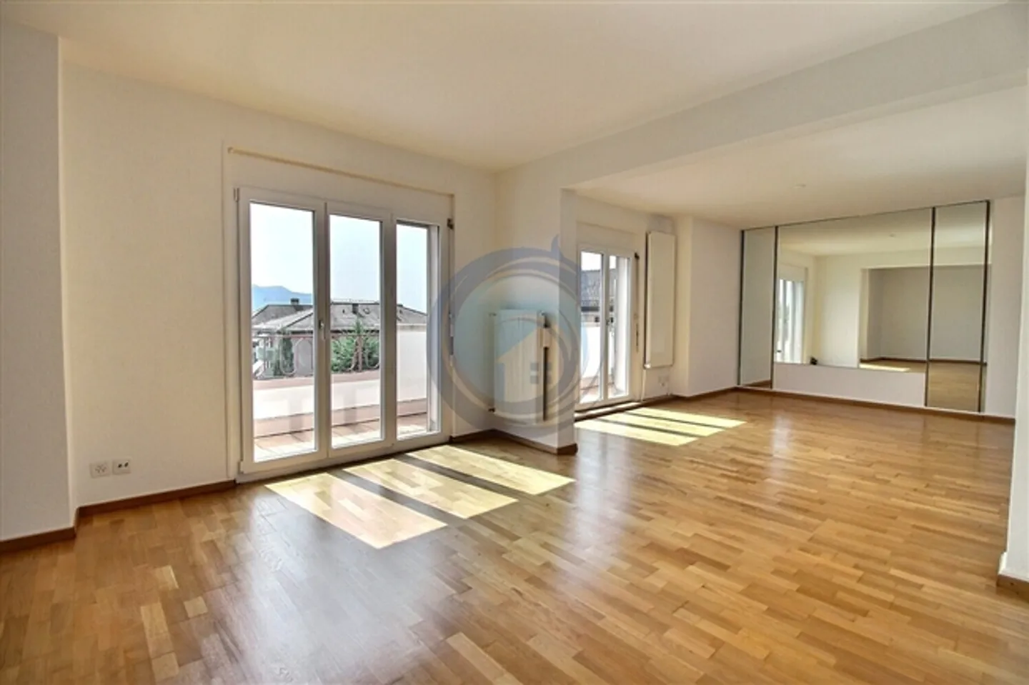 APPARTAMENTO 3,5 STANZE CON BALCONE E VISTA SUL LAGO - Foto 1 di 13