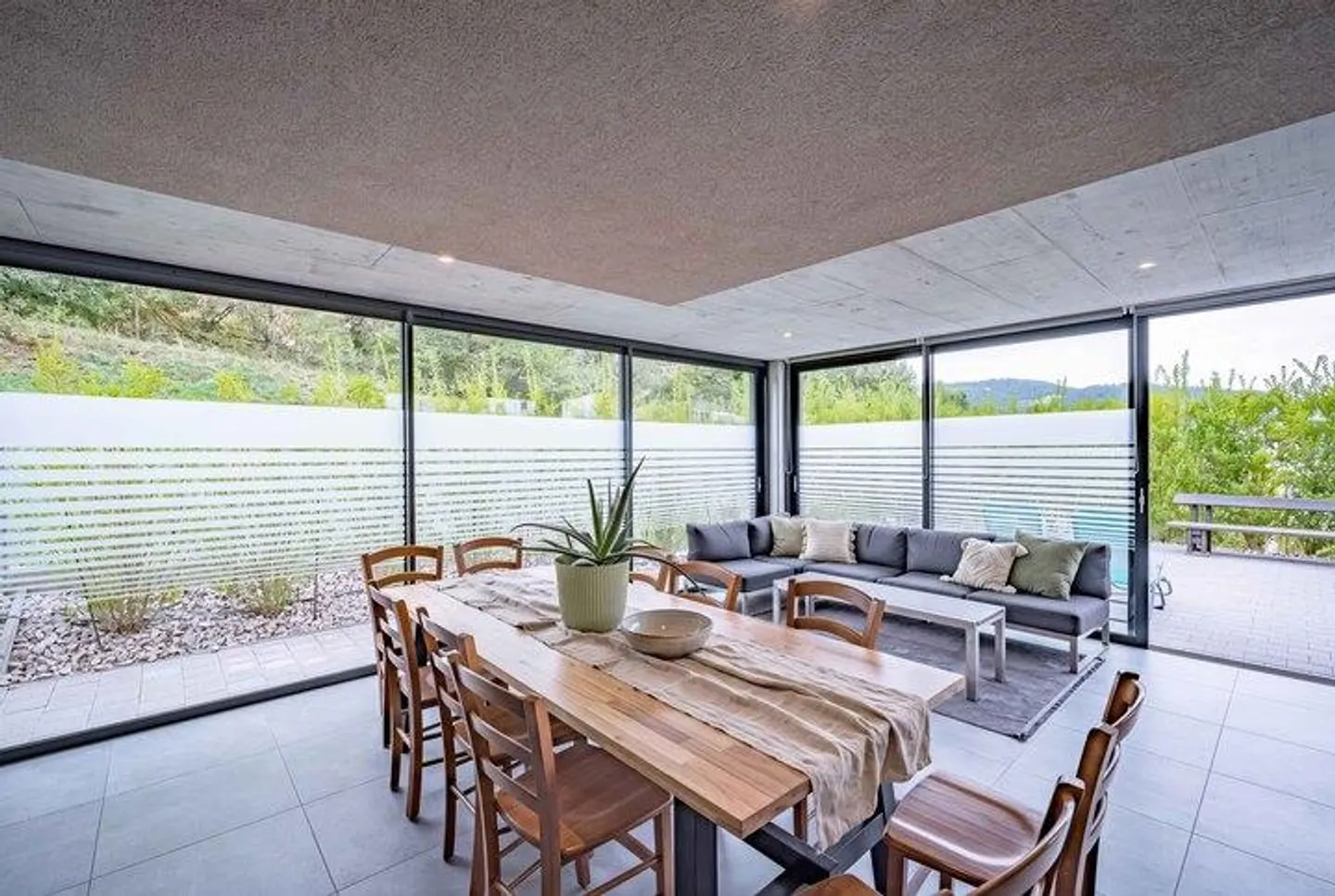 MERVEILLE SPACIEUSE QUASI NEUVE AVEC 219 M² DE SURFACE HABITABLE - Photo 2 sur 8