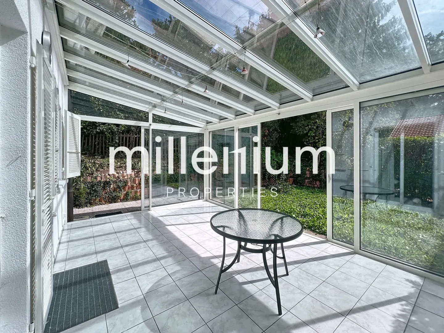 Family villa with garden in Bellevue - Photo 3 of 11