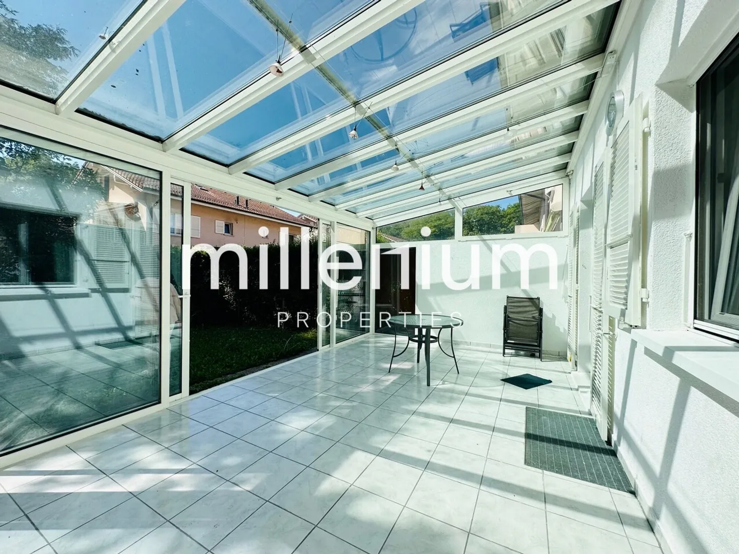 Family villa with garden in Bellevue - Photo 4 of 11
