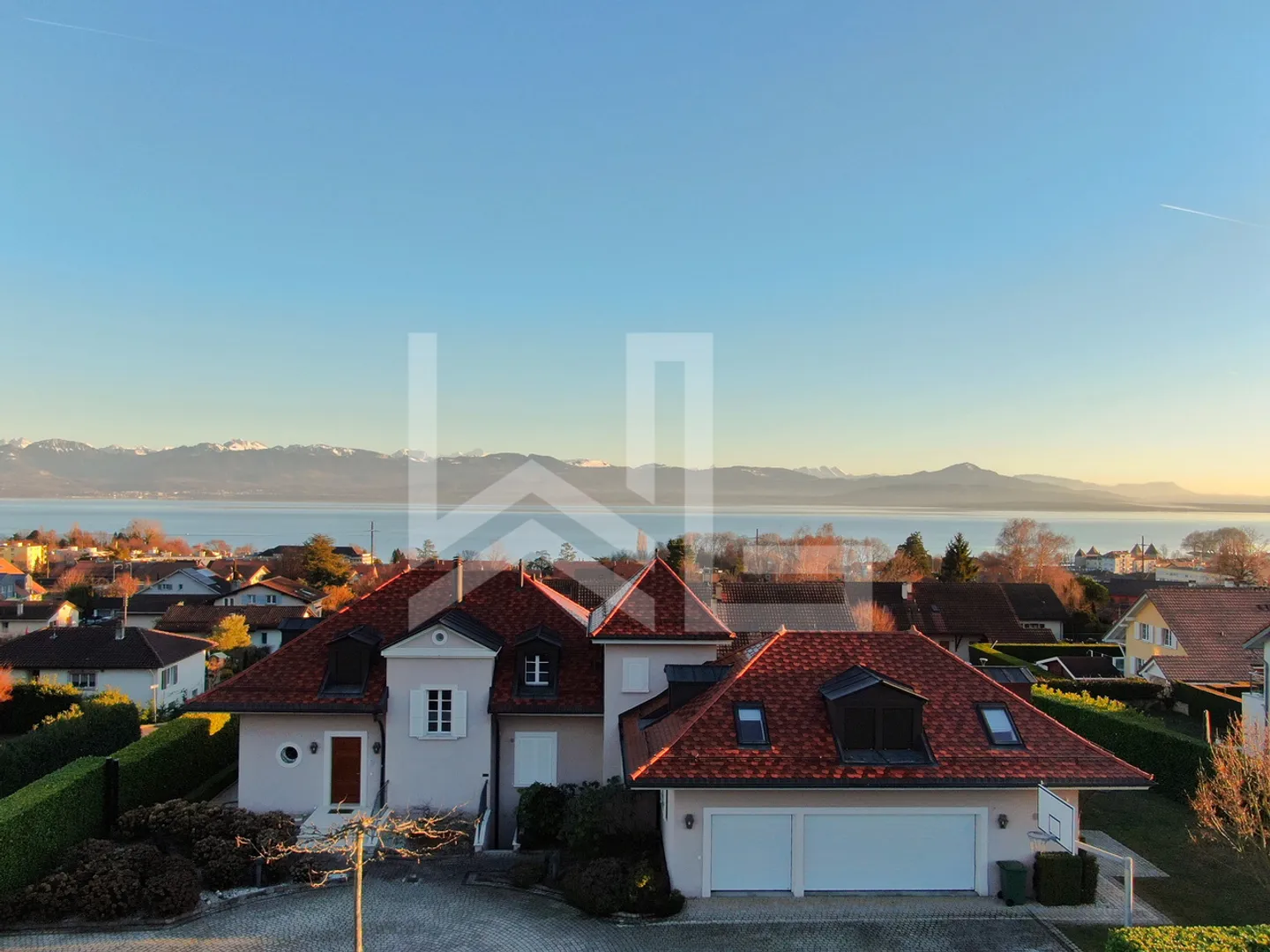 Eigentum mit angrenzender Wohnung und Innenpool - Foto 1 von 13