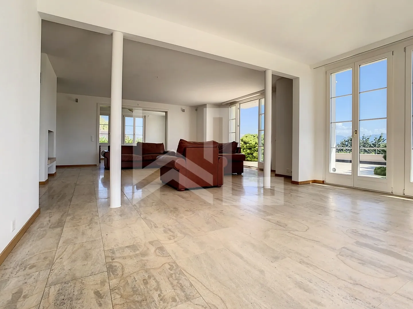 Eigentum mit angrenzender Wohnung und Innenpool - Foto 4 von 13