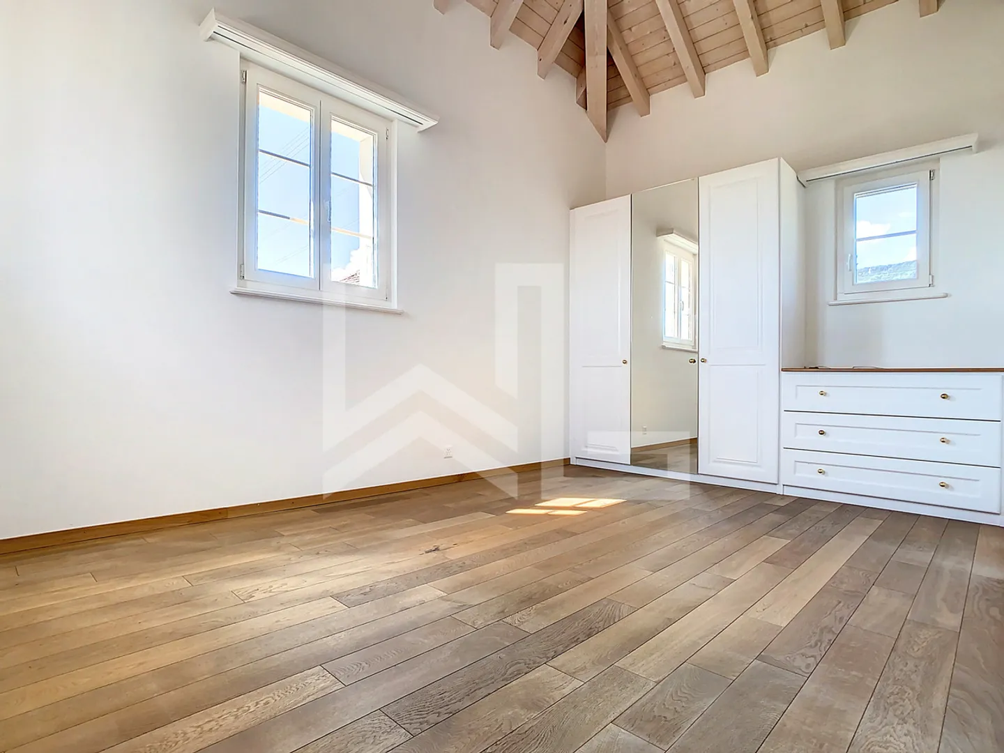 Eigentum mit angrenzender Wohnung und Innenpool - Foto 8 von 13