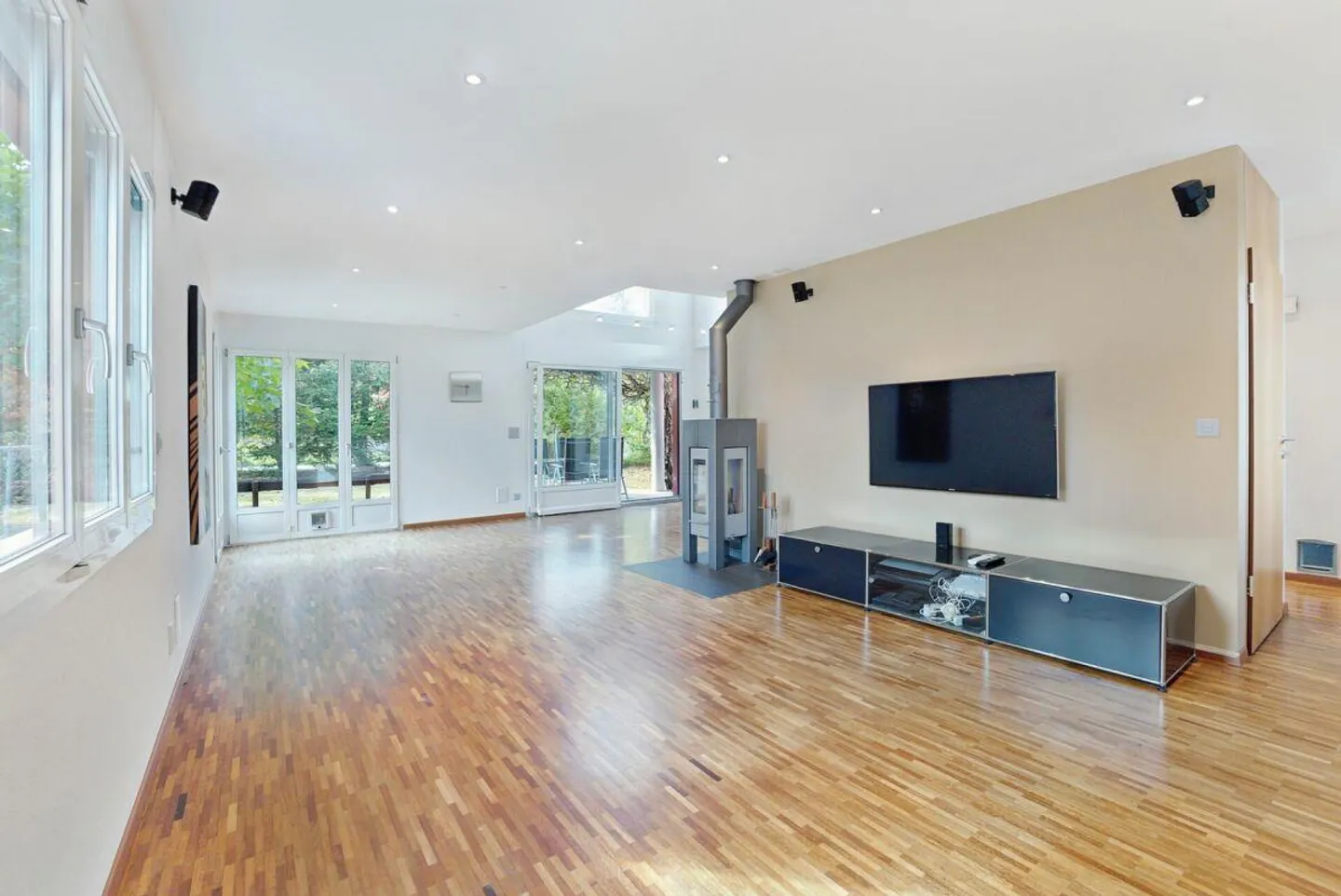 5.5 Zimmer-Einfamilienhaus mit 1 Zimmer-Studio an Top Lage im Grünen - Foto 2 di 13