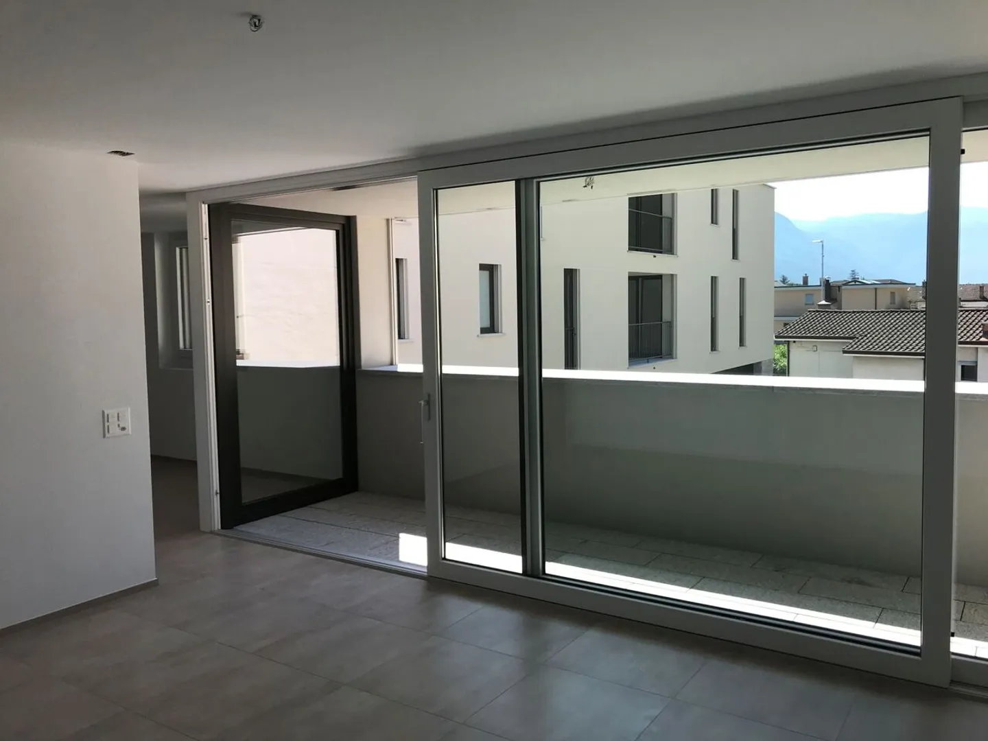 VENDESI GRAZIOSO APPARTAMENTO 3.5 LOCALI - LODRINO - Foto 3 di 13