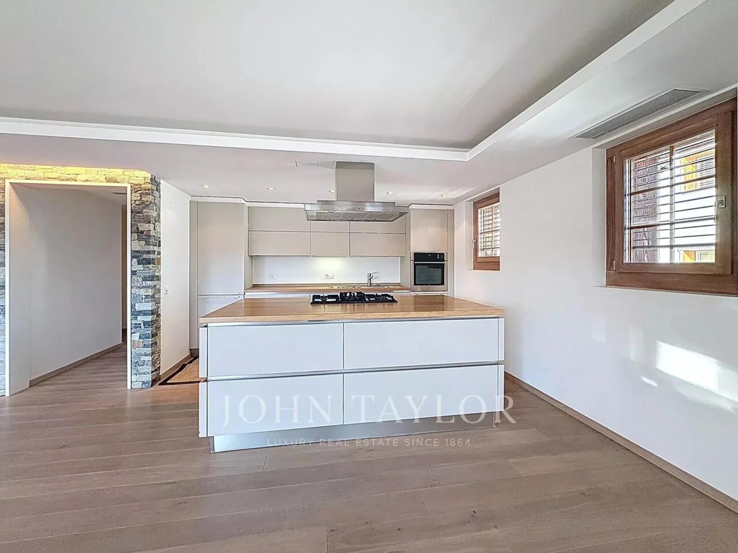 4-Zimmer-Wohnung 1/2 SÜD-OST im Zentrum der Montana-Station - Aussicht, großer Balkon, Innenparkplatz - Foto 3 von 11